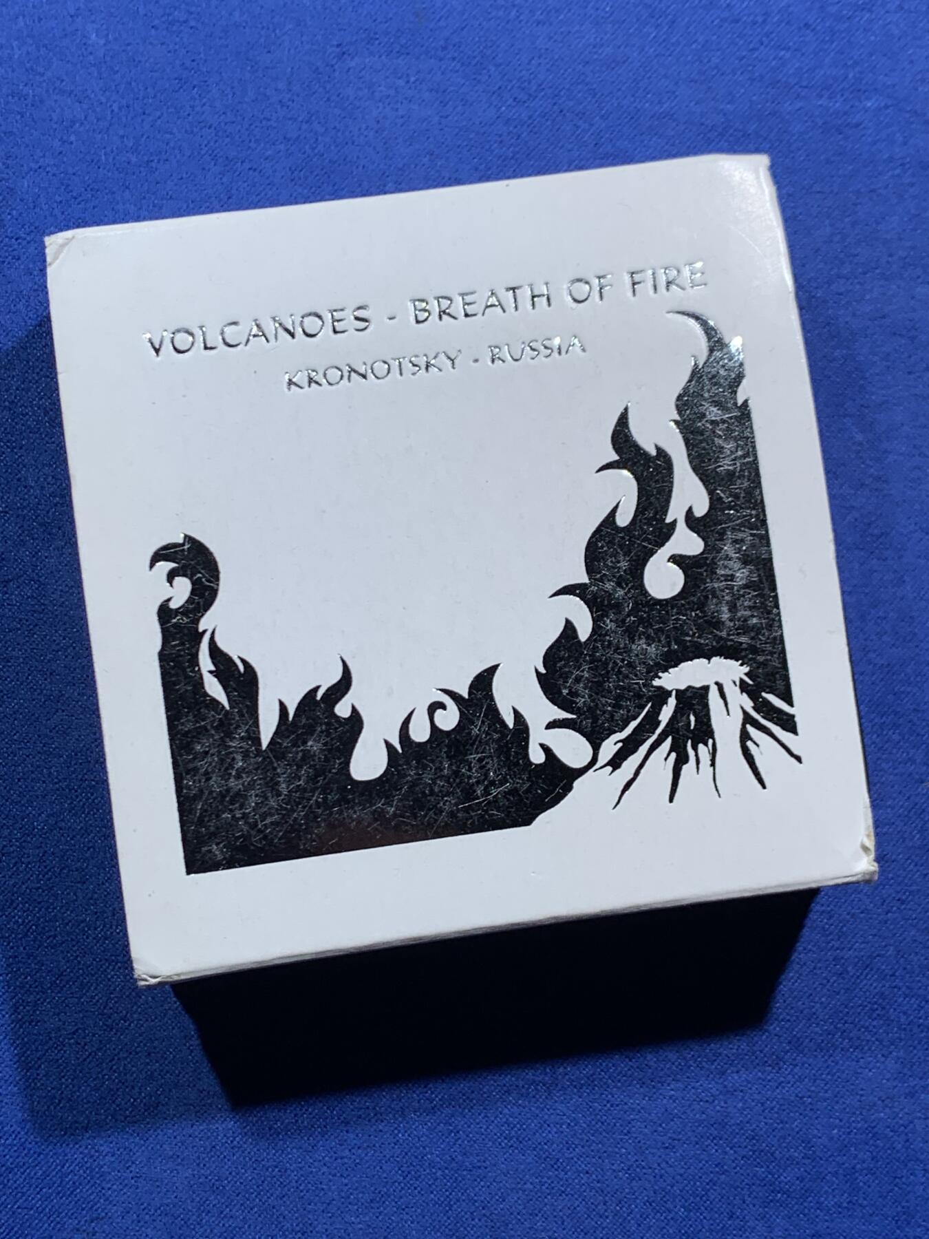 《竞宝斋》第471场 周日，周一，周二 3场连拍 （全场包邮）欢迎送拍 斐济2013年10元银币 正面为俄罗斯克罗诺茨基火山的景观 999银 20克 铸造量999枚 带盒证