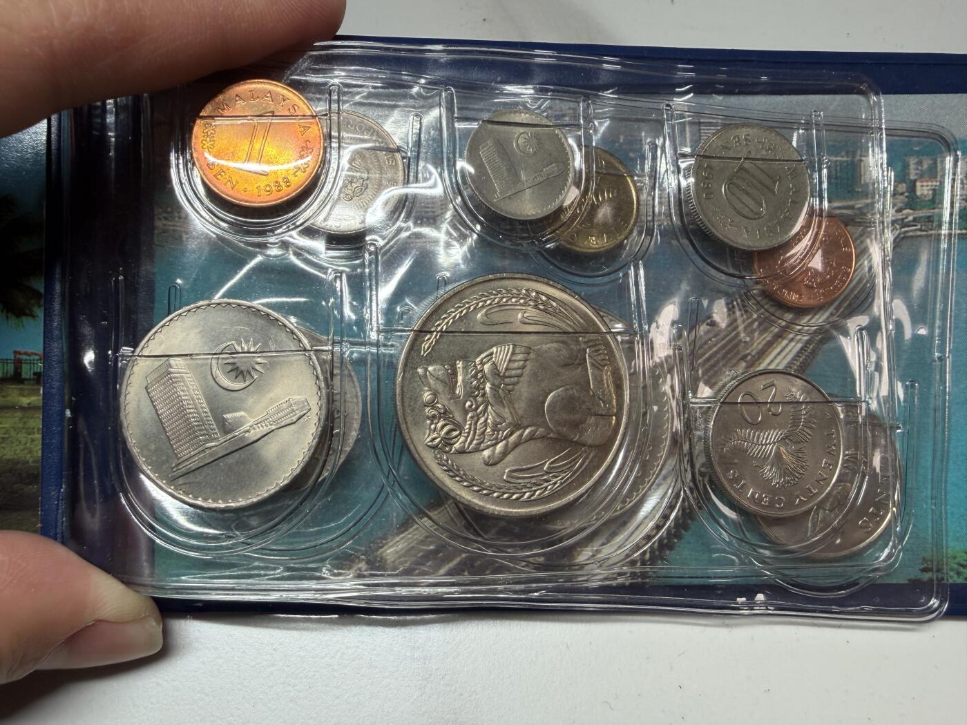 2026年集古藏今外币拍卖第三期-第5场—（总第315拍），可以寄存60天，满160元包邮。 新加坡、马来西亚套币一本