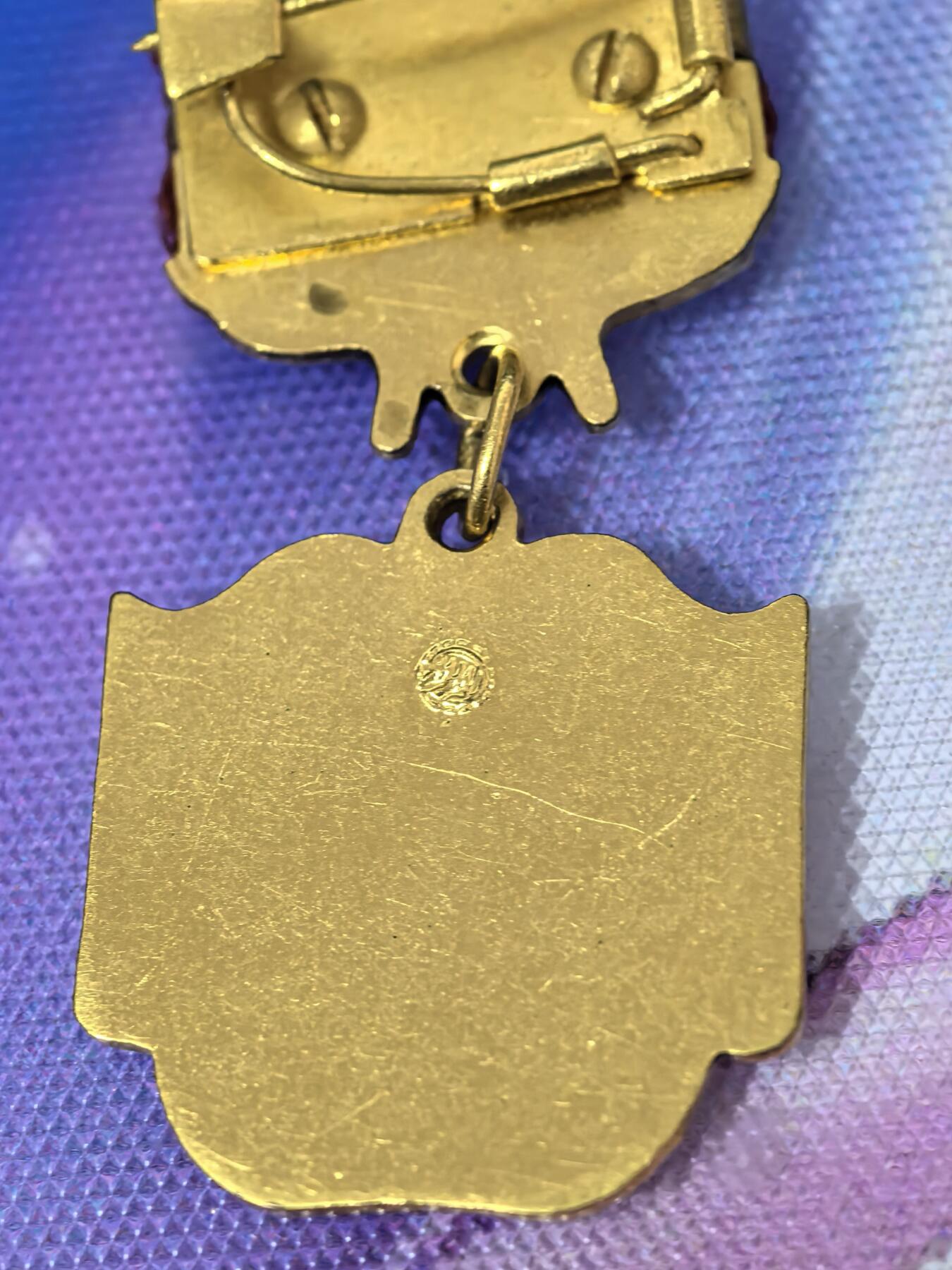 苏联勋章奖章拍卖 本次有亚捏，苏联艺术家，2次英雄的奖状，国际运动员全套等好货 不要错过 3月20日晚上九点结束在麦稀奇 找不到的加我qq或者微信都是184277308备注苏章拍卖。 苏联奖章 人民表演艺术家  原品多年前购自大西洋 可以找我要购入存档 里面介绍的比较好 颁发的非常少 是当时苏联演员梦想中的荣誉