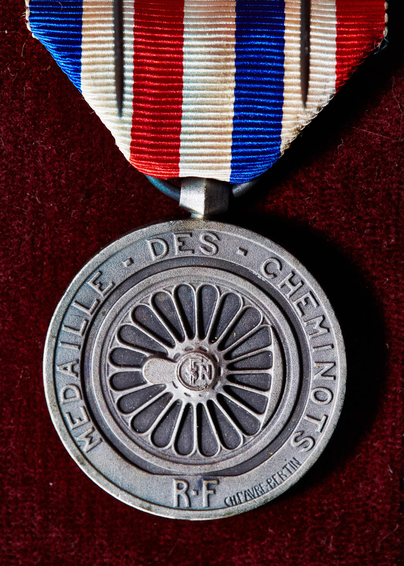 【俄甄集藏】2026年(049)03-18星期三 晚 19:30 全场包邮 法国1941年二战铁路突击手奖章，原盒，铜质镀银，章体直径：32mm，重量含绶带：19.6克