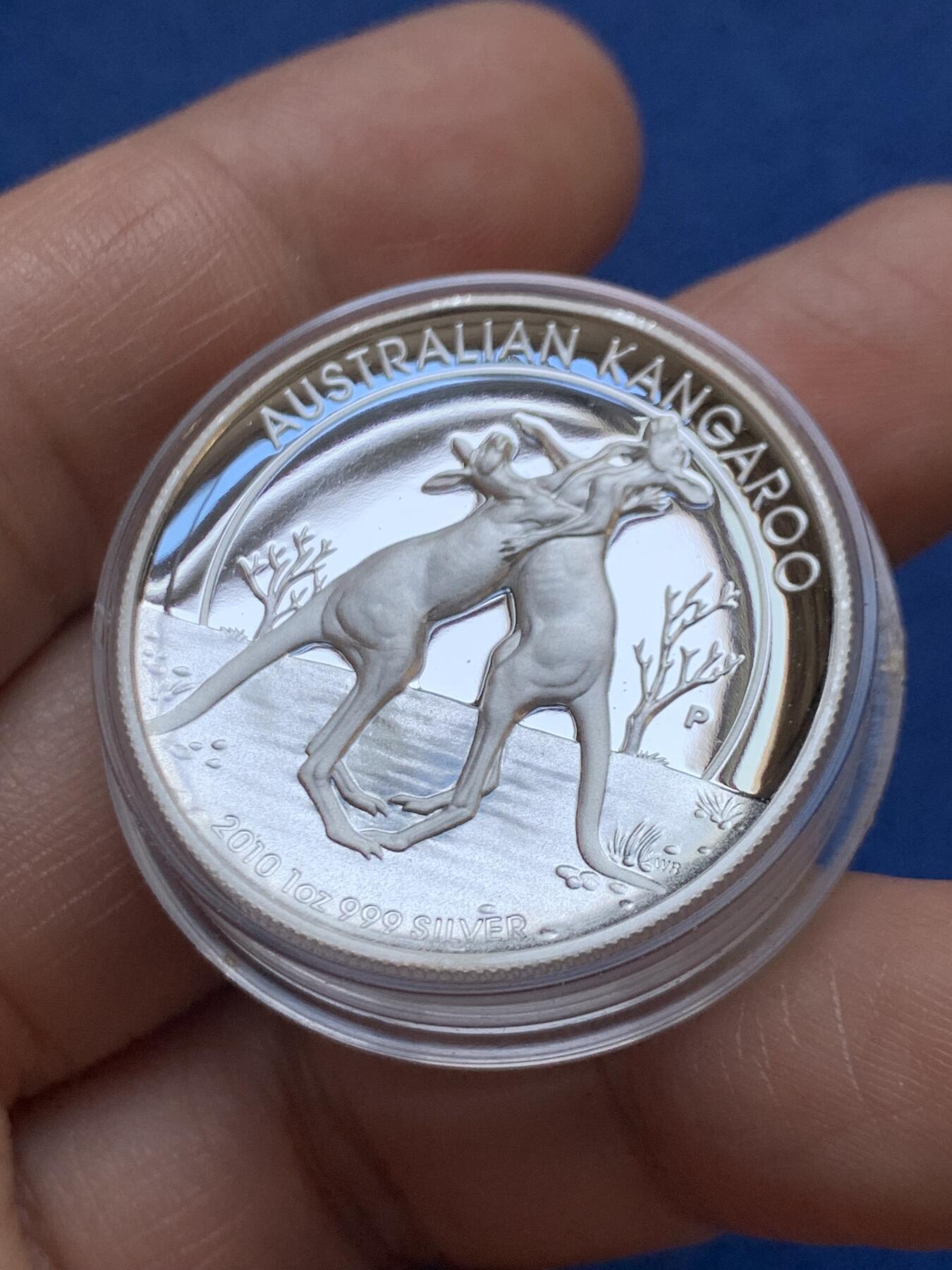 《竞宝斋》第471场 周日，周一，周二 3场连拍 （全场包邮）欢迎送拍 澳大利亚2010年1元高浮雕精制银币 两只袋鼠 1盎司999银 发行量2万 盒证全