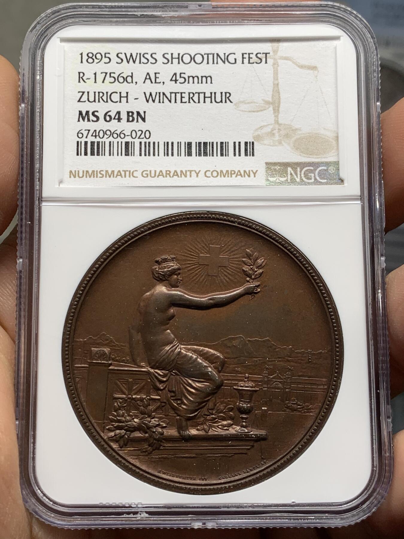 《竞宝斋》第471场 周日，周一，周二 3场连拍 （全场包邮）欢迎送拍 NGC MS64BN 瑞士1895年景观大铜章，正面女神捧花，背面市景和双人物头像，高浮雕设计，丝滑巧克力。