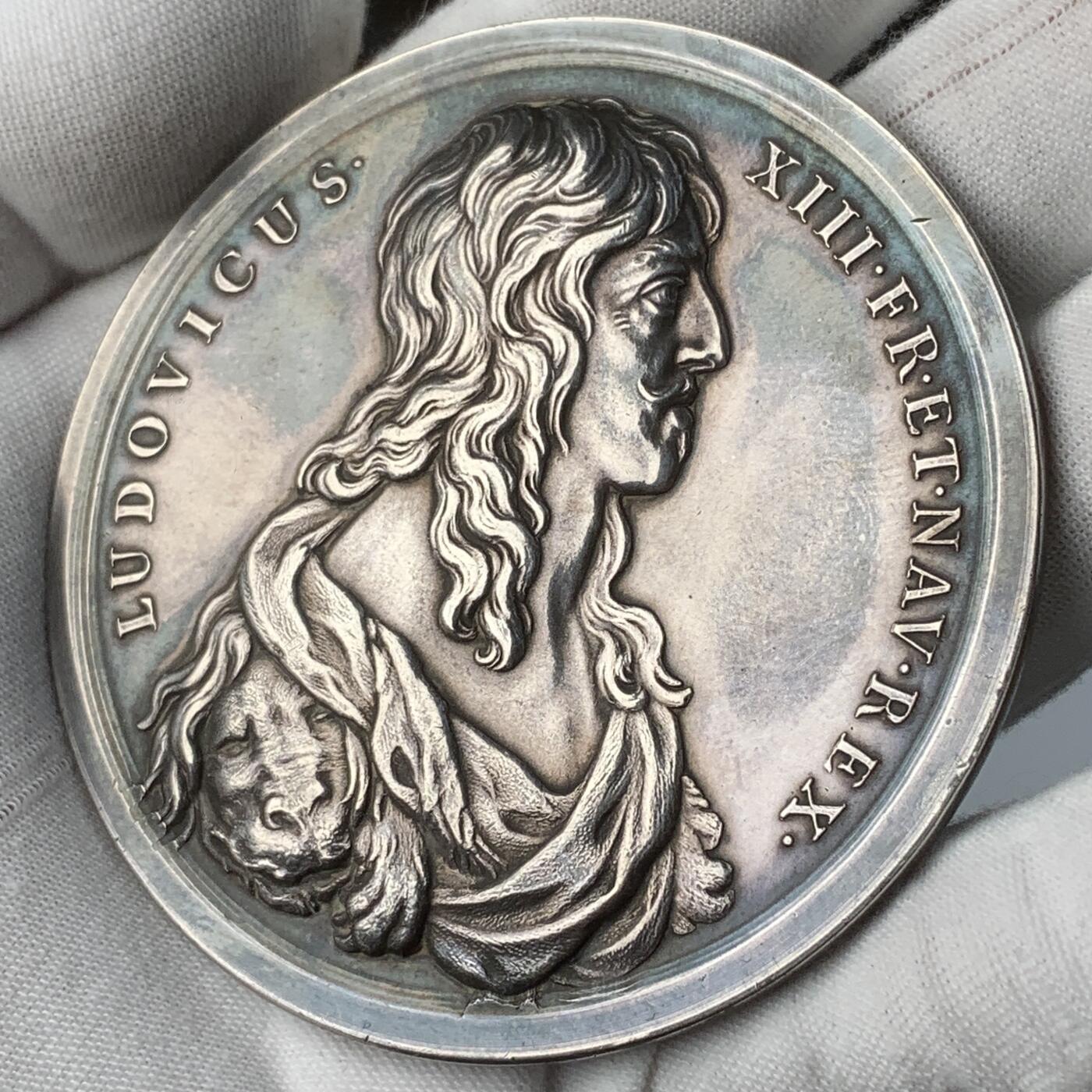 掌中浮雕-藏着的欧洲第055场 1638年法国路易十三大银章，背面拉丁文：将自身与王国，在圣母玛丽亚的护佑下，奉献给上帝。古董级藏品，71mm，128.3g