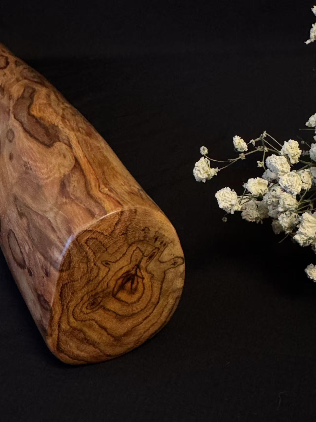 零元拍：NO.26终于在节前收到这批送出去加工的海南黄花梨随型把玩棍横财，这也许就是玩木头的乐趣吧，每一个花纹都独一无二，是自然与匠心的完美邂逅。 它保留了木材最本真的曲线，每一处起伏都像是时光在木头上留下的指纹。尺寸：460/50/55MM