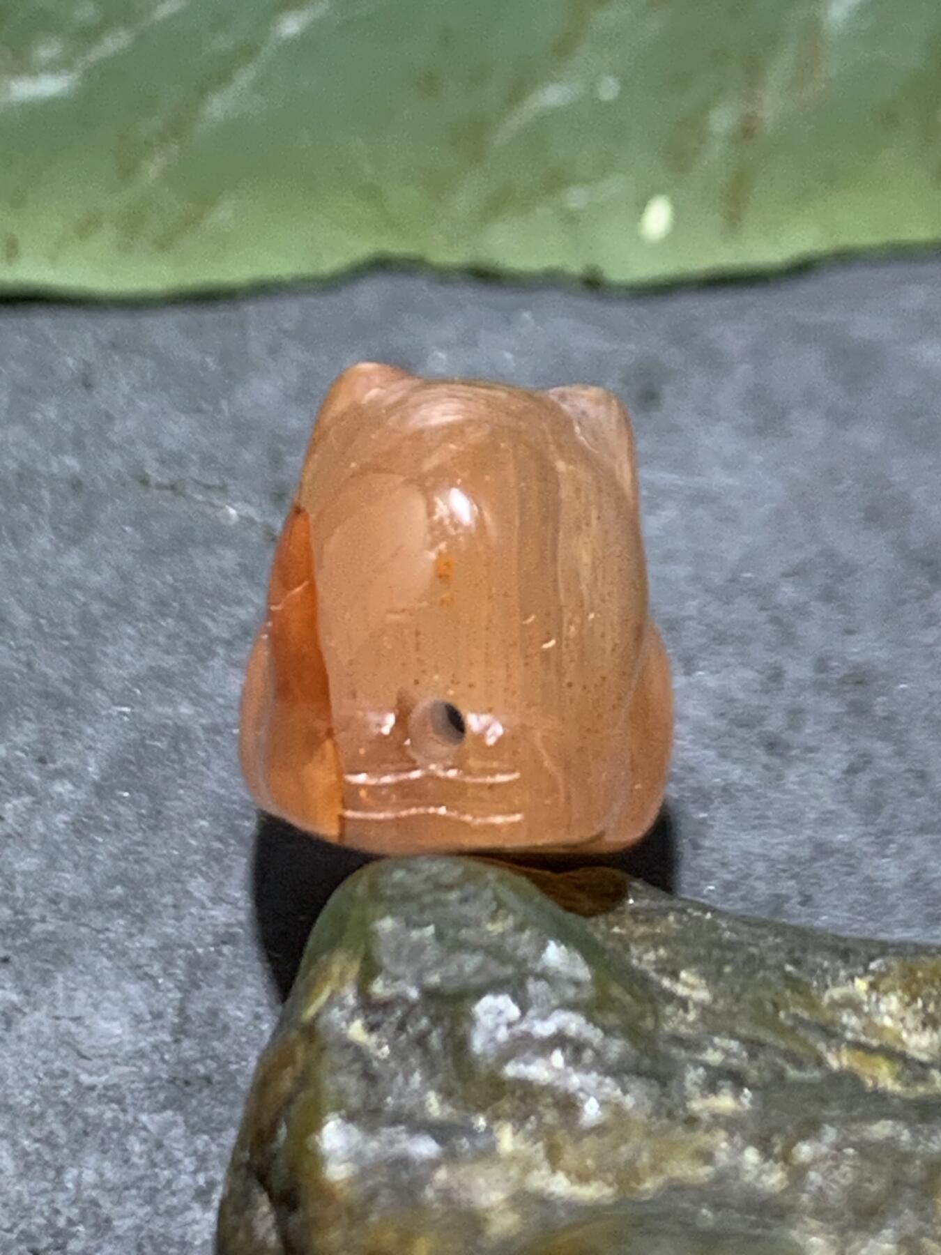 精美川料南红玛瑙雕刻小猫随形珠子一个，