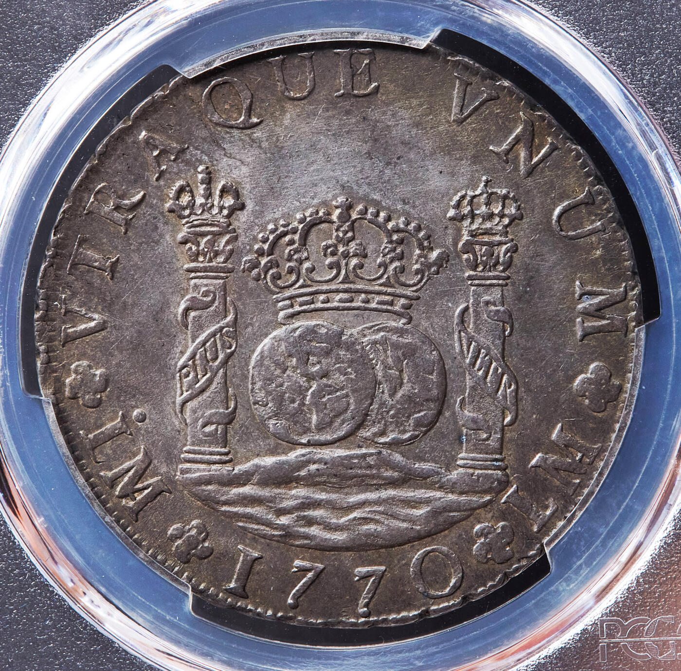 【俄甄集藏】2026年(049)03-18星期三 晚 19:30 全场包邮 西属秘鲁1770年卡洛斯三世LM JM版8里亚尔双柱地球大银币，PCGS UNCD，黄油酱彩原味包浆，底光犹存，名誉品种，味道一流