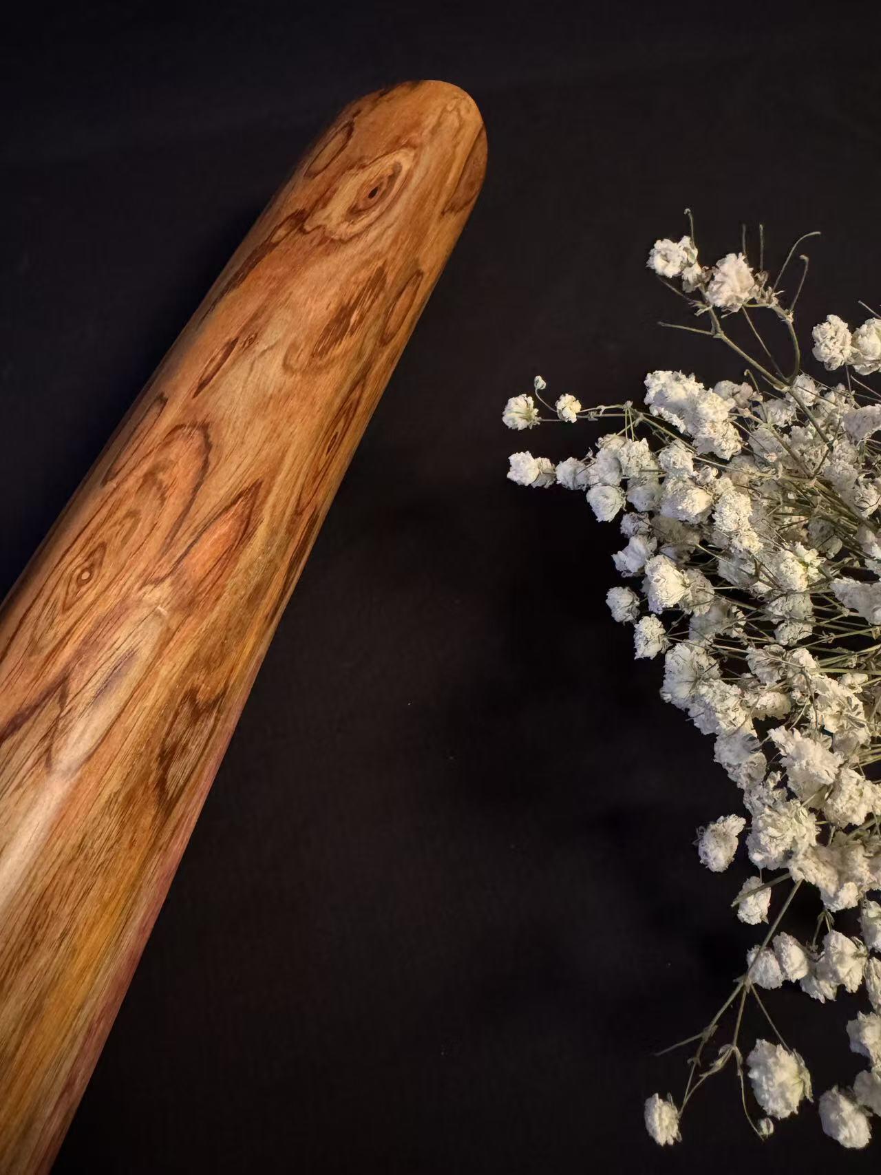 零元拍：NO.26终于在节前收到这批送出去加工的海南黄花梨随型把玩棍横财，这也许就是玩木头的乐趣吧，每一个花纹都独一无二，是自然与匠心的完美邂逅。 它保留了木材最本真的曲线，每一处起伏都像是时光在木头上留下的指纹。尺寸：460/50/55MM