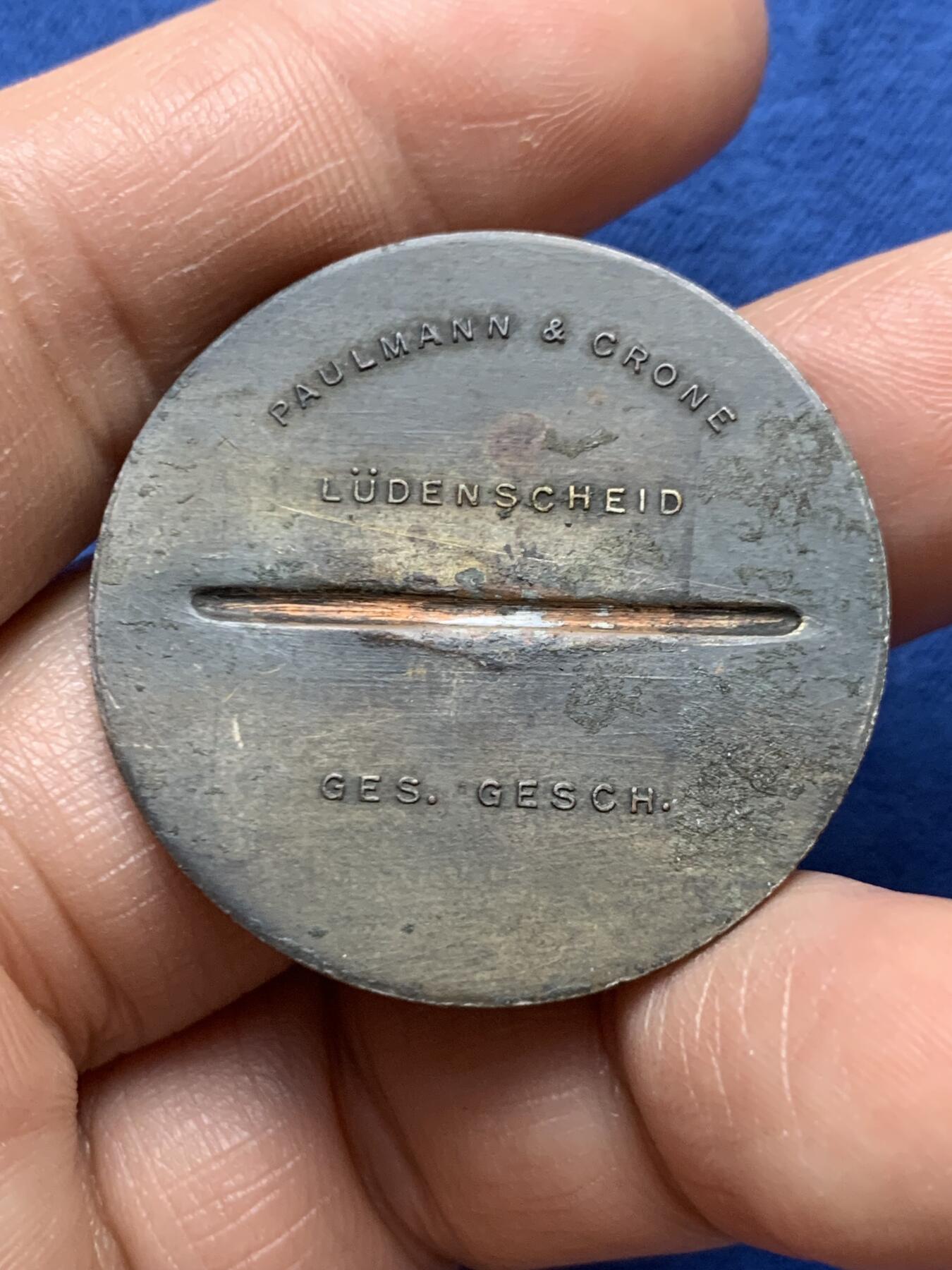 《竞宝斋》第471场 周日，周一，周二 3场连拍 （全场包邮）欢迎送拍 德国1933-34年纪念章 背面胸针掉了 细节见图