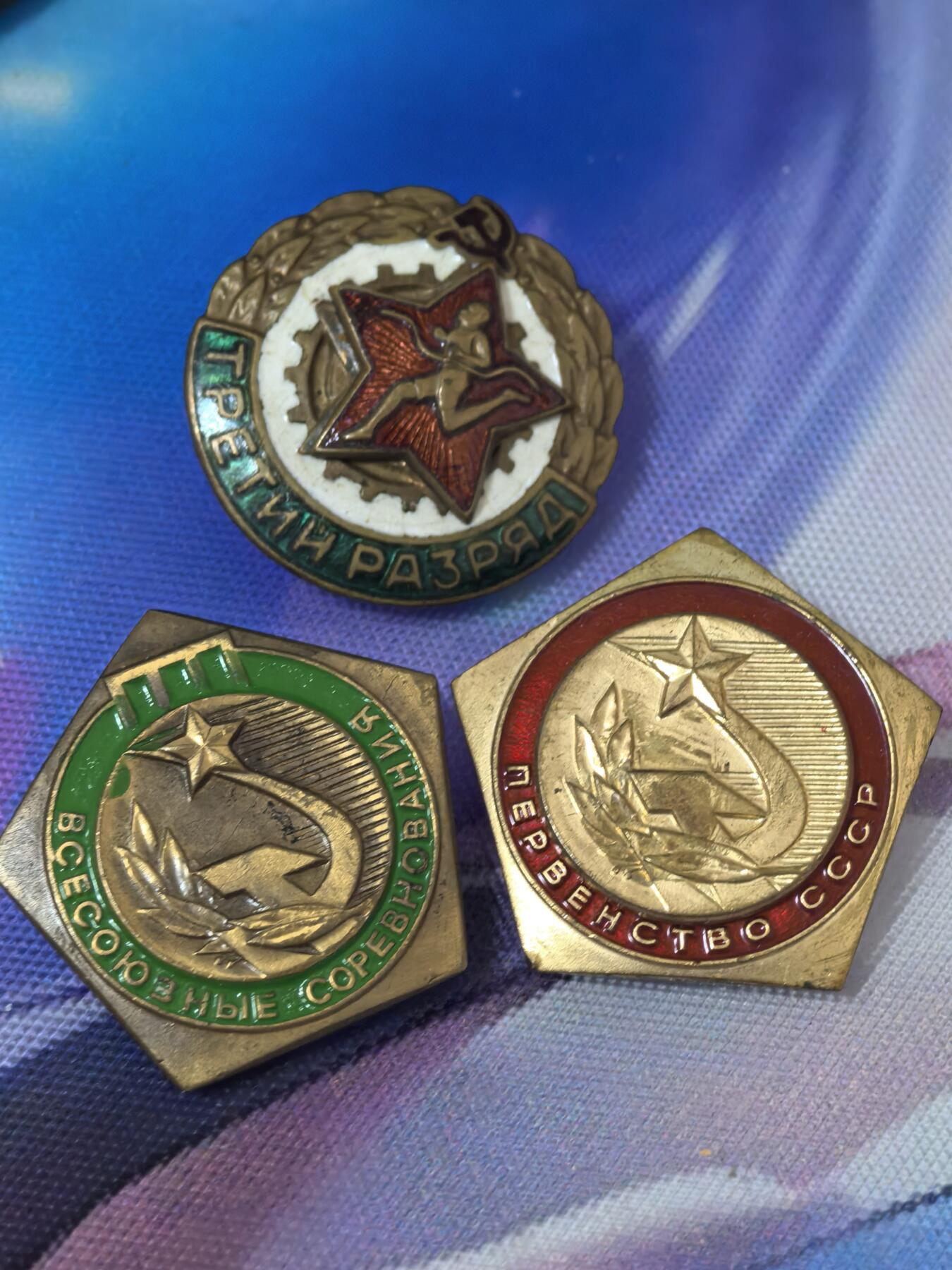 苏联勋章奖章拍卖 本次有亚捏，苏联艺术家，2次英雄的奖状，国际运动员全套等好货 不要错过 3月20日晚上九点结束在麦稀奇 找不到的加我qq或者微信都是184277308备注苏章拍卖。 苏联运动员大全套 著名拳击运动员 古里列夫 退役后还培养了多个世界冠军  其中国际健将8837 和国家级健将180189 有证书 其他无证书 但是是一起来的应该都是他的 算是比较全的运动员荣誉了 