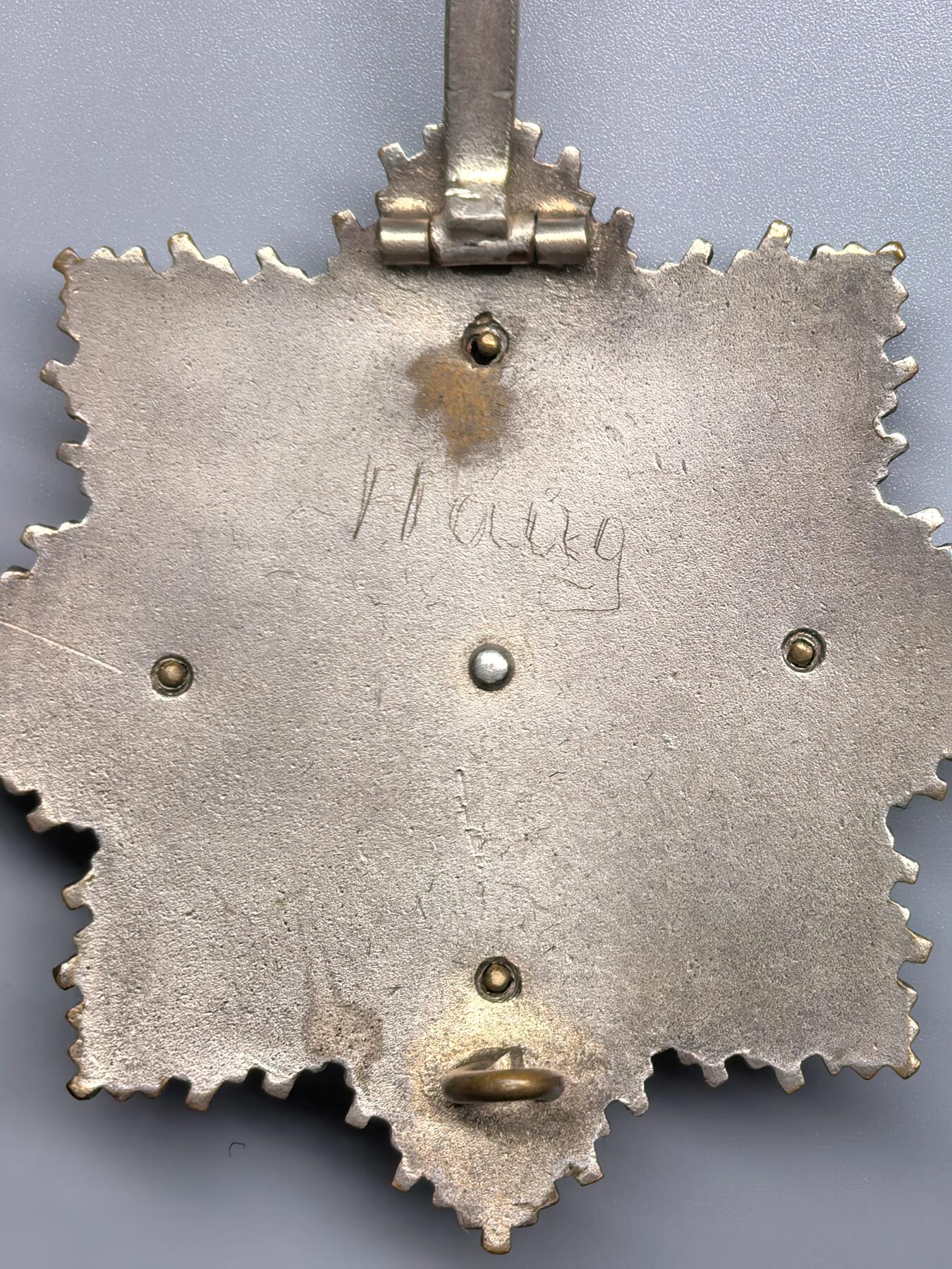 小驴勋章奖章收藏3月21日周六晚六点拍卖（珍爱和平，收藏战争，铭记历史，勿忘国耻，忠党爱国。有偿代拍，送拍规则在简介最后，参拍须阅读规则后再参拍，关系到运费包装发货时效真假辨别等关键信息，拍卖时不再发原图，看大图店主微信码在拍卖店铺介绍里） WWII金级大德意志勋章带原盒，牛逼的容克厂C. E. Juncker厂制作，5铆钉重版，64g，铜合金珐琅，珐琅好，背面手刻获得者姓名，少见，裸章容克重版本我直接从国外拿得3.8万人民币，盒子这个品也得6、7千人民币