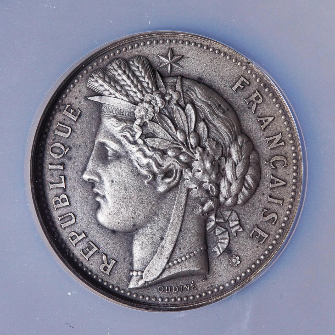 【俄甄集藏】2026年(049)03-18星期三 晚 19:30 全场包邮 法国19世纪谷物女神头像公共教育部农业教育银质奖章，NGC MS62，原味老包浆，直径50mm，丰饶角铭，法国19世纪雕刻家乌迪内作品