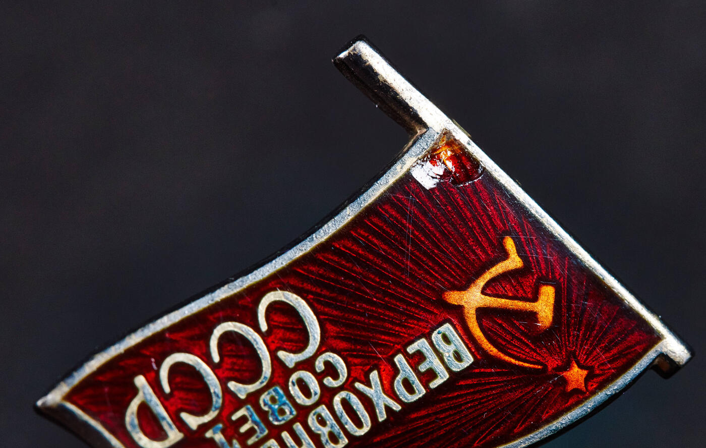 【俄甄集藏】2026年(049)03-18星期三 晚 19:30 全场包邮 苏联最高苏维埃代表证章，第10届5号别针版，极小号，银质珐琅，带笔架和资料，获得者为阿列克谢·瓦西里耶维奇·维克托罗夫，曾被授予苏联社会主义劳动英雄称号，自1975年担任俄罗斯委员会全俄中央委员会秘书，章体左下角珐琅有磕碰缺损，细节见图，重量：11.4克