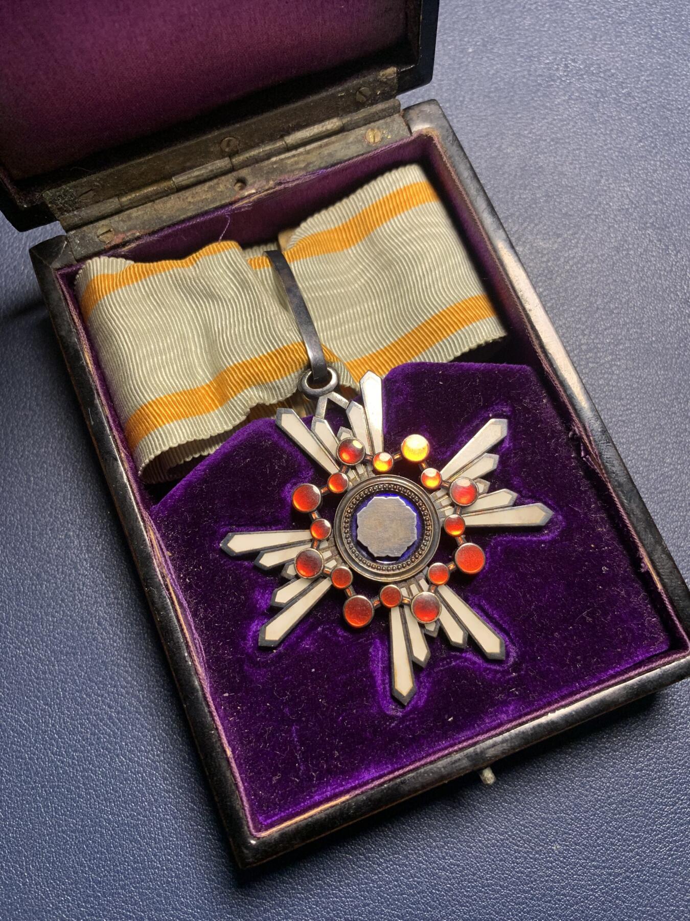 勋三等瑞宝章，白字盒战时