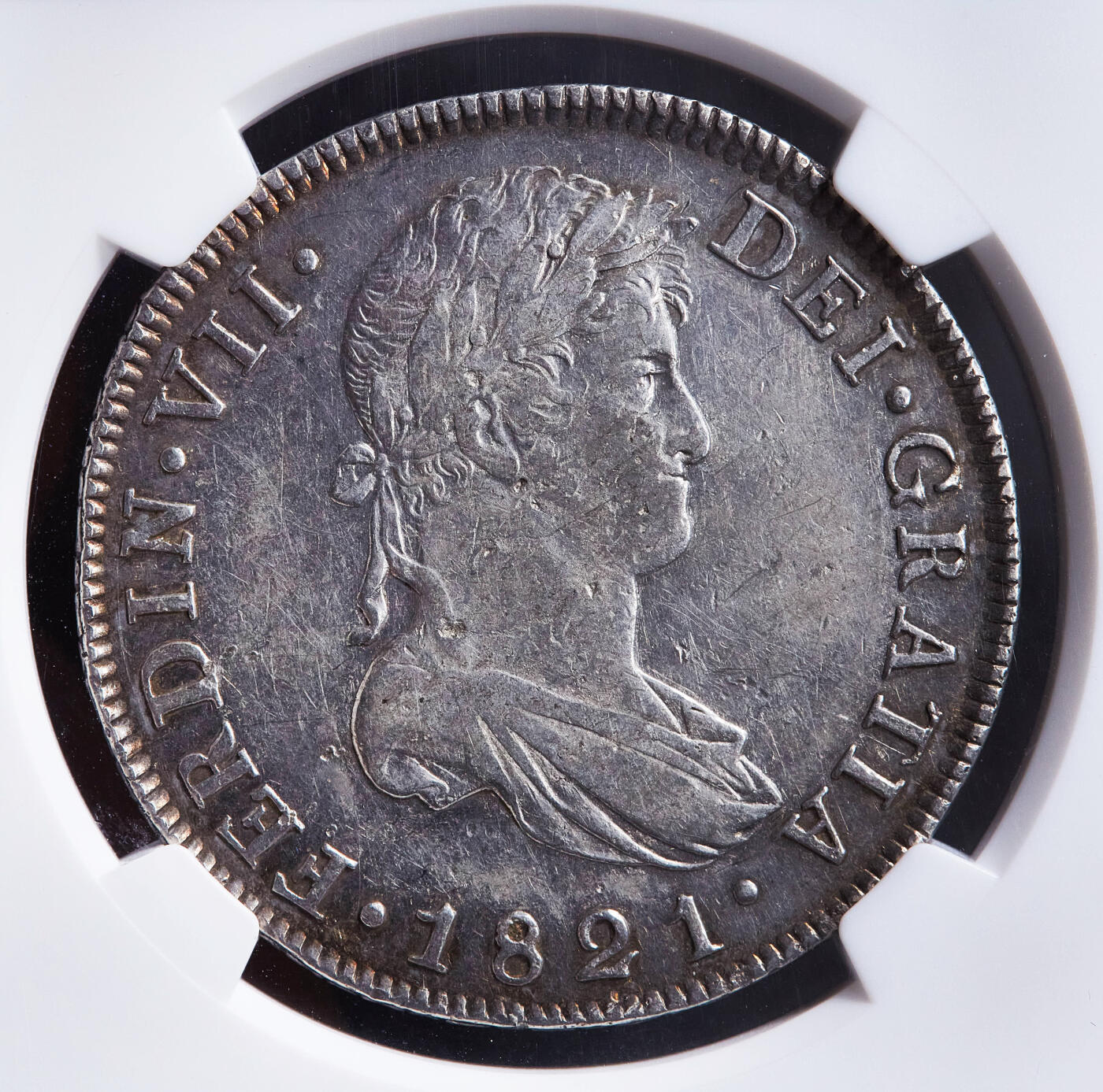 【俄甄集藏】2026年(049)03-18星期三 晚 19:30 全场包邮 西属危地马拉1821年费迪南七世NG M版8里亚尔双柱大银币，NGC AU53，原味老包浆，打制周正，味道佳