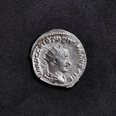 【俄甄集藏】2026年(049)03-18星期三 晚 19:30 全场包邮 - 古罗马帝国公元251-253年伽卢斯双第纳尔天后朱诺银币，罗马造币厂打制，正面国王芒冠像，背面天后朱诺持麦穗与权杖，底光犹存，直径：22mm，重：3.6克