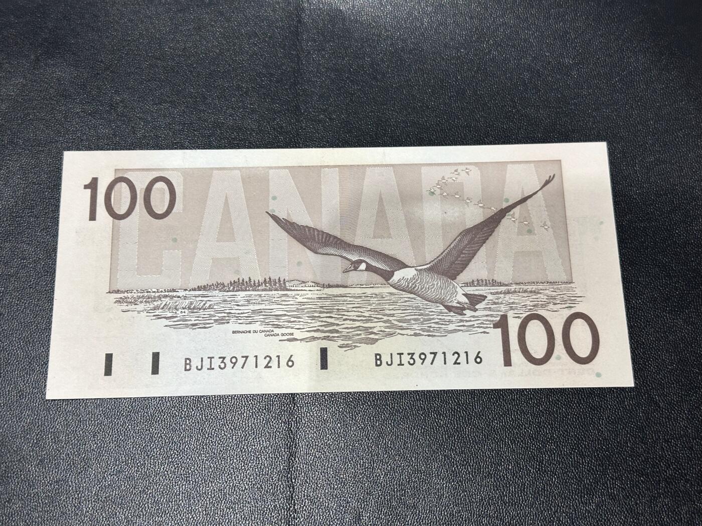 《外钞收藏家》第六百一十八期（精品场）（长期征集拍品、欢迎藏友们联系合作） 加拿大1988年鸟版100元（北美大雁，号码全程无47）	UNC 有一处荧光反应但背面看不出来