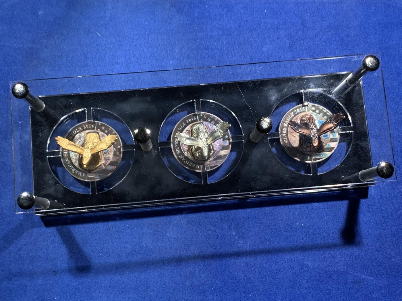 《竞宝斋》第471场 周日，周一，周二 3场连拍 （全场包邮）欢迎送拍 布基纳法索2016年1000法郎3枚立体雕塑银币套 美国银鹰 3X1盎司999银（3个雕塑鹰分别是镀金，镀银和仿古）发行量：333（有氧化） 盒证全（盒就是证）