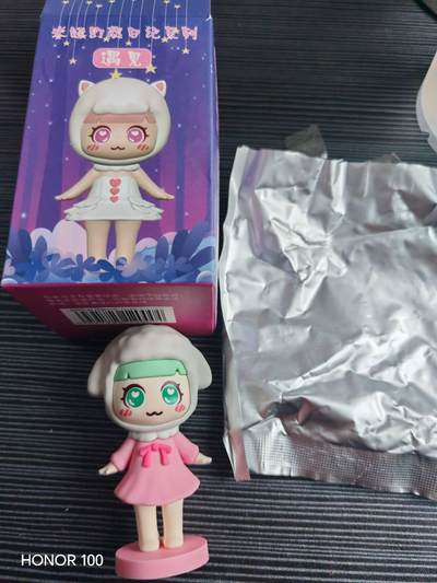 正版盲盒专场 - 米拉的夏日日记”系列（遇见主题）盲盒，具体款式为小羊装扮款，是该系列中主打萌系动物拟人风格的可爱手办。