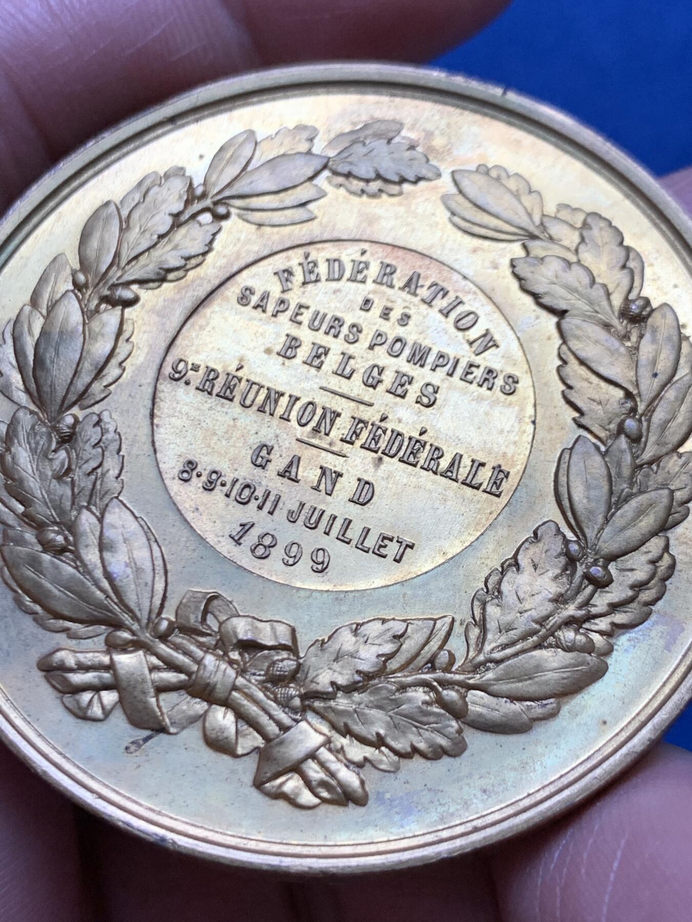 《竞宝斋》第471场 周日，周一，周二 3场连拍 （全场包邮）欢迎送拍 比利时1899年根特第九届联邦大会-消防员联合会纪念章 51.4克 50.2mm 细节见图
