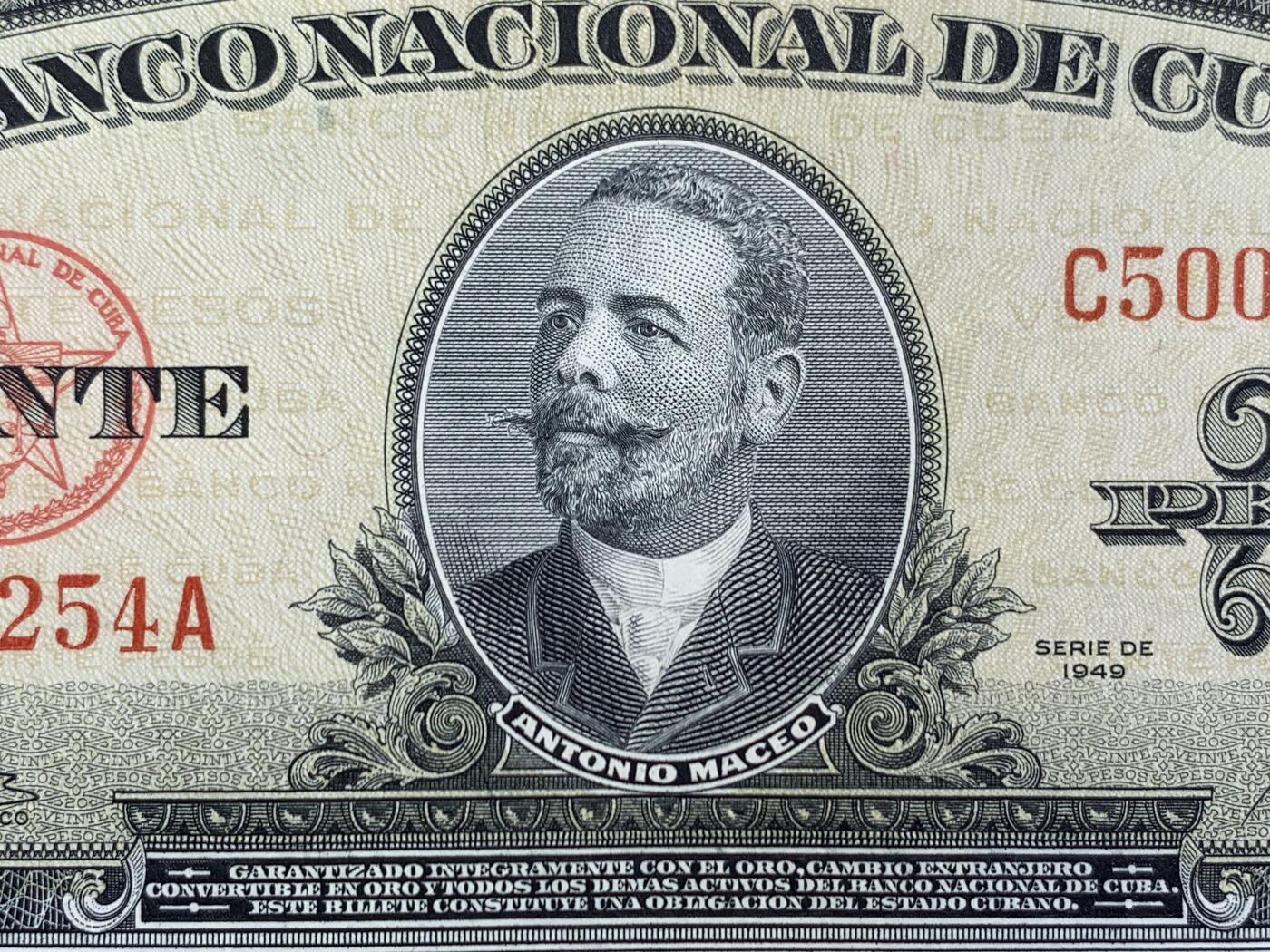 《竞宝斋》第471场 周日，周一，周二 3场连拍 （全场包邮）欢迎送拍 古巴1949年20比索，原票pmgAU58好品，美钞公司印制，设计精美，雕刻精致，美金风格，正面人物安东尼奥•马西奥为古巴独立战争英雄，神采奕奕。此券为高面值，存世稀少，细节见图。