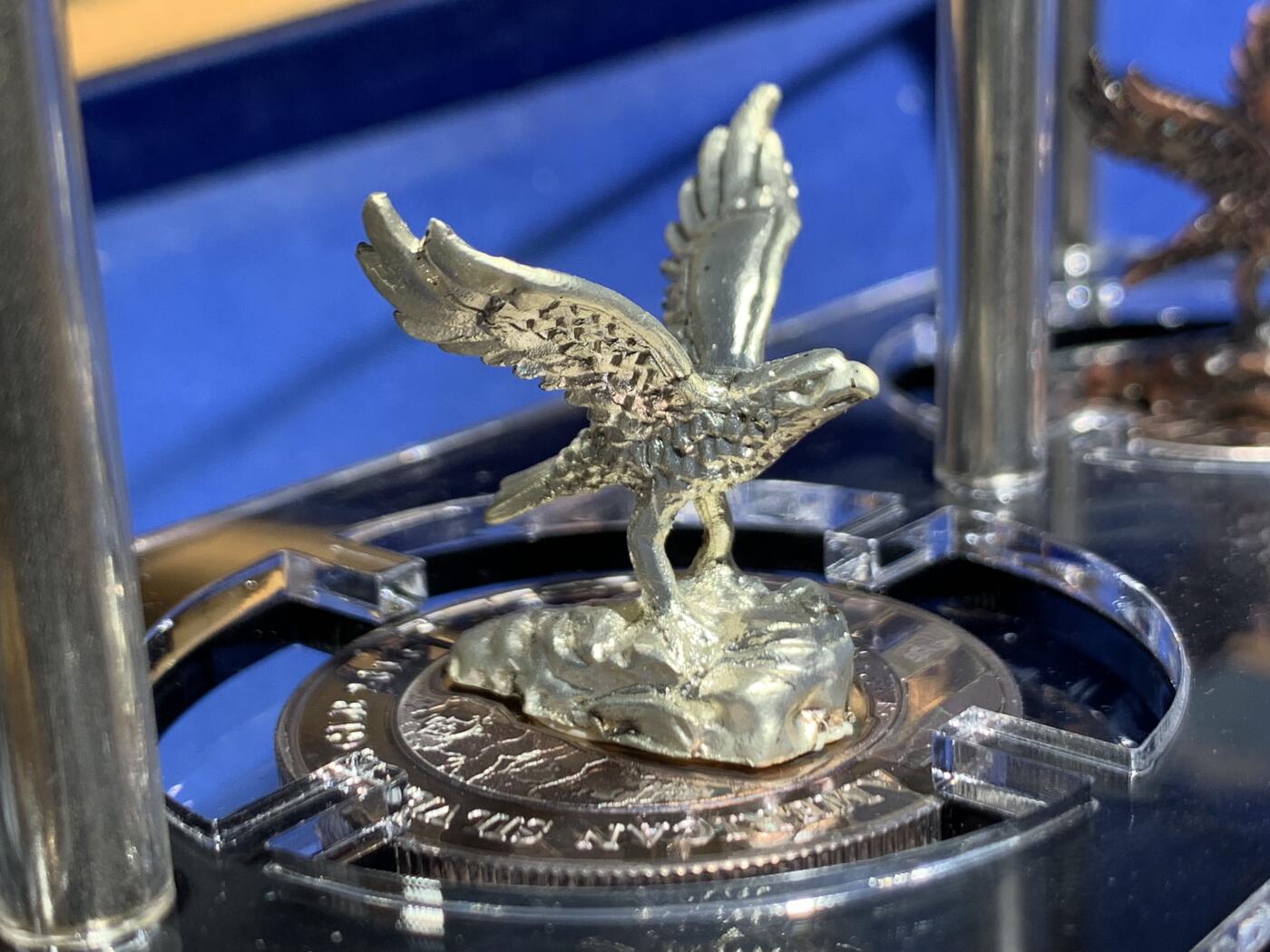 《竞宝斋》第471场 周日，周一，周二 3场连拍 （全场包邮）欢迎送拍 布基纳法索2016年1000法郎3枚立体雕塑银币套 美国银鹰 3X1盎司999银（3个雕塑鹰分别是镀金，镀银和仿古）发行量：333（有氧化） 盒证全（盒就是证）