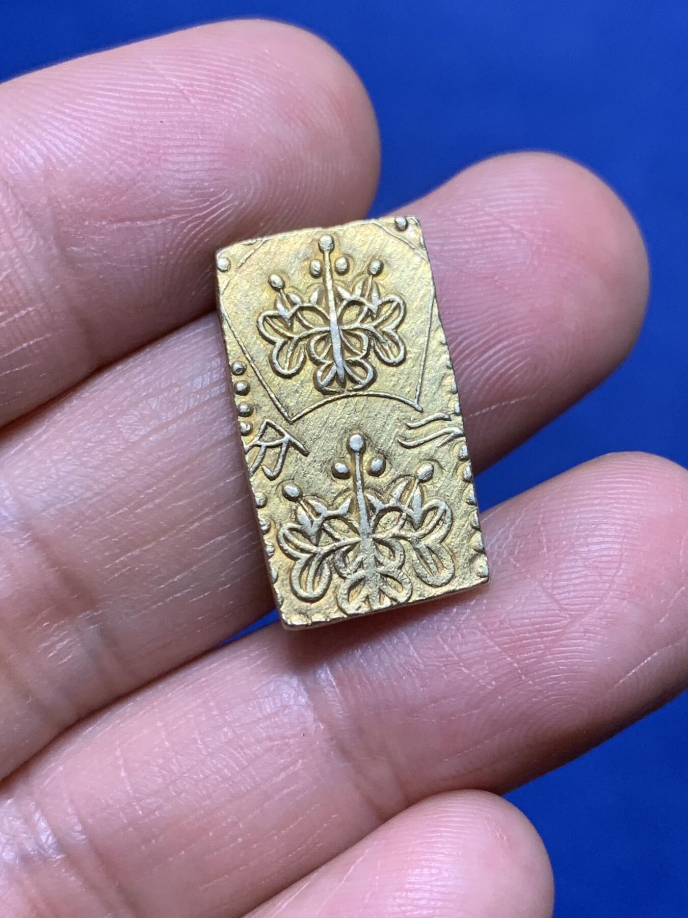 《竞宝斋》第471场 周日，周一，周二 3场连拍 （全场包邮）欢迎送拍 日本1828年江户时代文政二分金，重约6.52克，含金量约49%，非后期含金量低的明治二分金，这枚品相极好，目测未流通品相