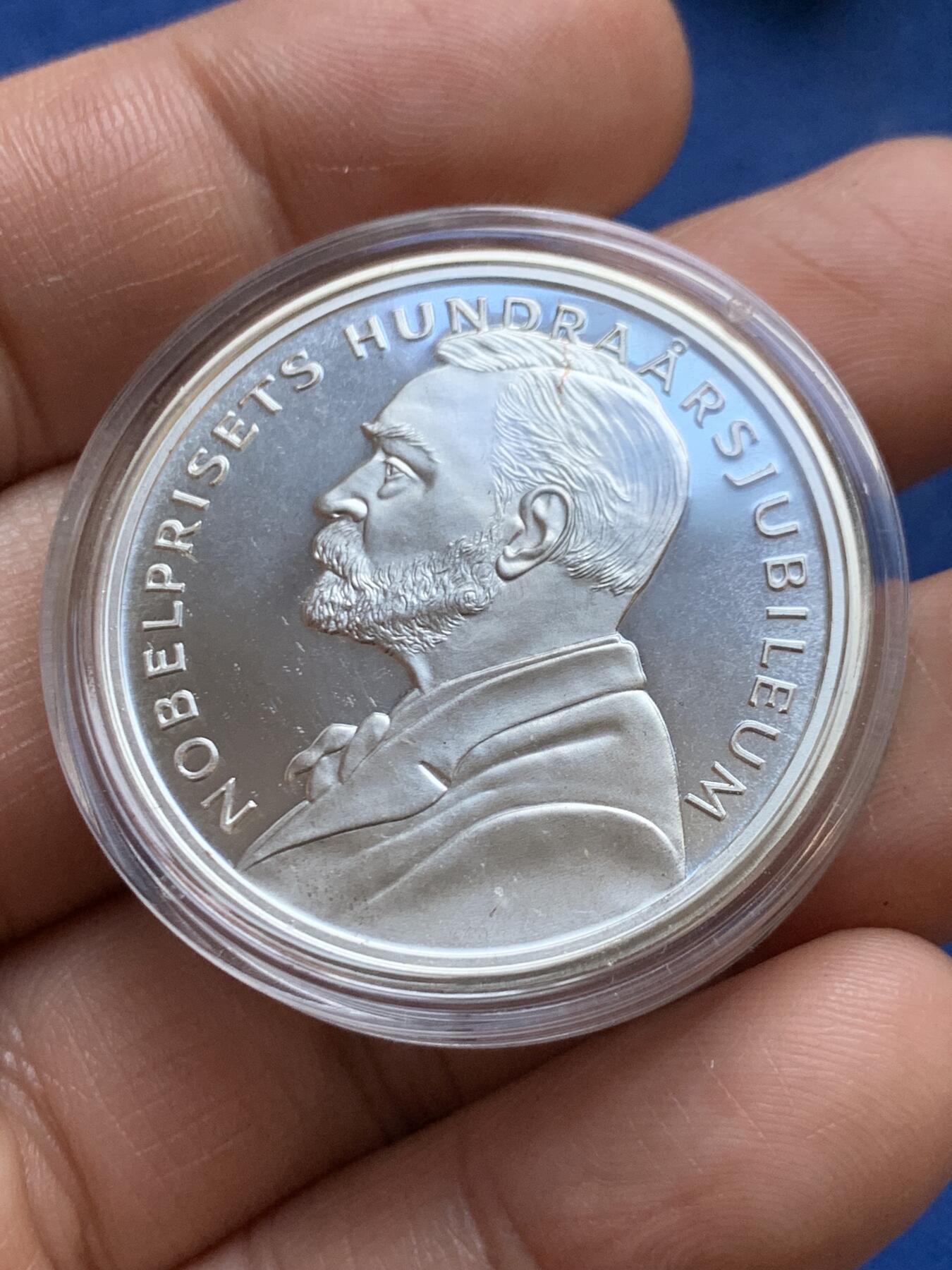 《竞宝斋》第471场 周日，周一，周二 3场连拍 （全场包邮）欢迎送拍 瑞典2001年诺贝尔奖创立100周年纪念200克朗银币 925银 27.03克 铸造量29856枚 细节见图