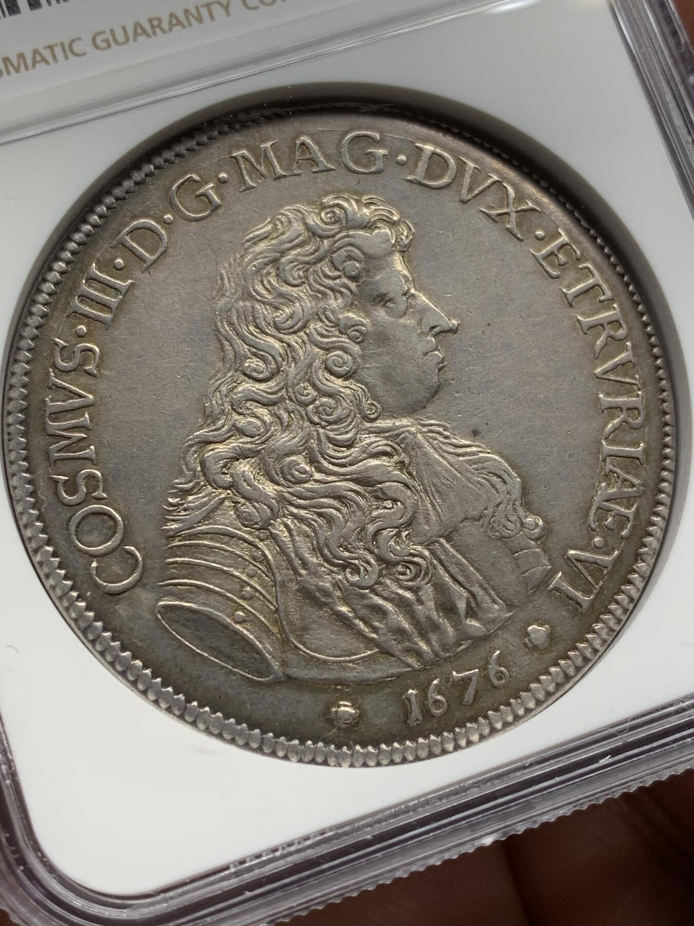 《竞宝斋》第471场 周日，周一，周二 3场连拍 （全场包邮）欢迎送拍 NGC AUD 1676年意大利托斯卡纳科西莫三世皮阿斯特大银 正面科西莫三世秀发飘飘 背面描绘了圣约翰在约旦河给基督施洗 罕见意大利名誉品种 受洗清晰打制压力足 足以入藏的状态