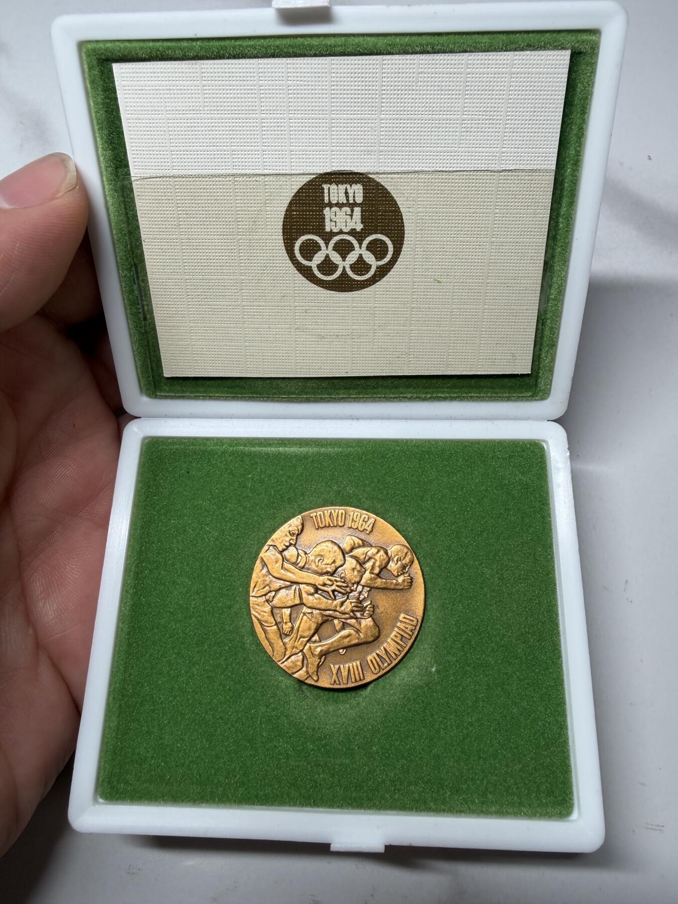 2026年集古藏今外币拍卖第三期-第5场—（总第315拍），可以寄存60天，满160元包邮。 原盒1964年东京奥运金纪念章