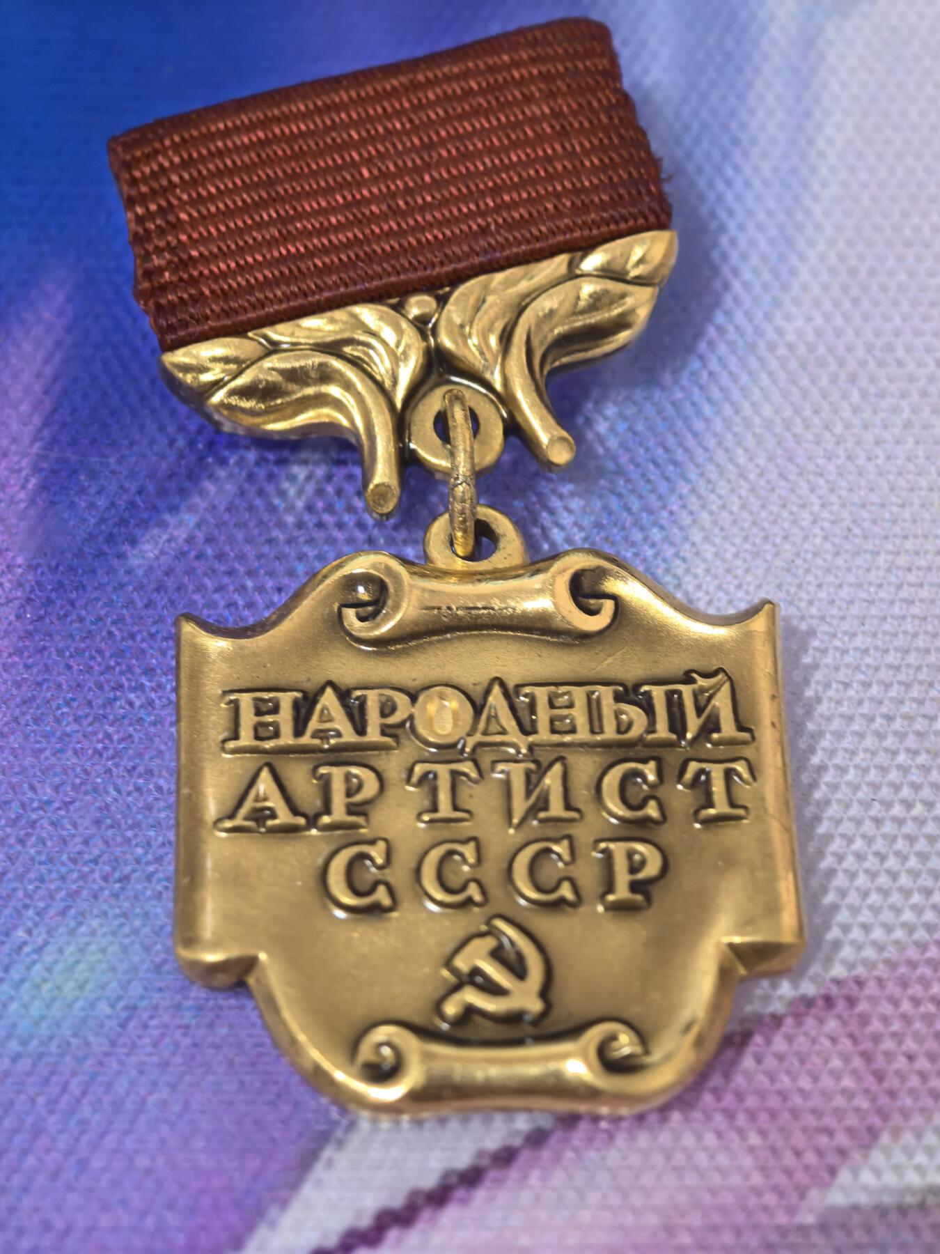 苏联勋章奖章拍卖 本次有亚捏，苏联艺术家，2次英雄的奖状，国际运动员全套等好货 不要错过 3月20日晚上九点结束在麦稀奇 找不到的加我qq或者微信都是184277308备注苏章拍卖。 苏联奖章 人民表演艺术家  原品多年前购自大西洋 可以找我要购入存档 里面介绍的比较好 颁发的非常少 是当时苏联演员梦想中的荣誉