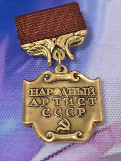苏联勋章奖章拍卖 本次有亚捏，苏联艺术家，2次英雄的奖状，国际运动员全套等好货 不要错过 3月20日晚上九点结束在麦稀奇 找不到的加我qq或者微信都是184277308备注苏章拍卖。 - 苏联奖章 人民表演艺术家  原品多年前购自大西洋 可以找我要购入存档 里面介绍的比较好 颁发的非常少 是当时苏联演员梦想中的荣誉