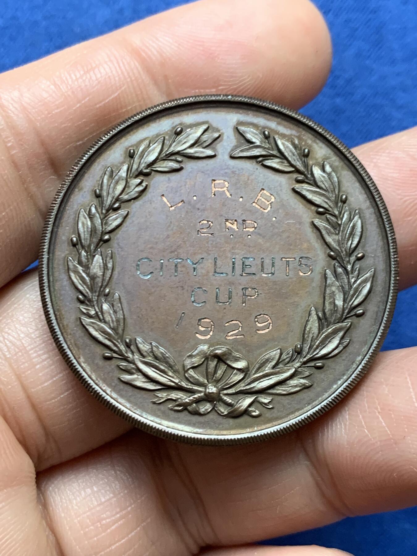 《竞宝斋》第471场 周日，周一，周二 3场连拍 （全场包邮）欢迎送拍 英国1929年领土陆军步枪协会铜章，造型精美，带原盒，嘉奖给获得城市中尉杯第2名的军官L.R.B。30.85克，38.3mm。