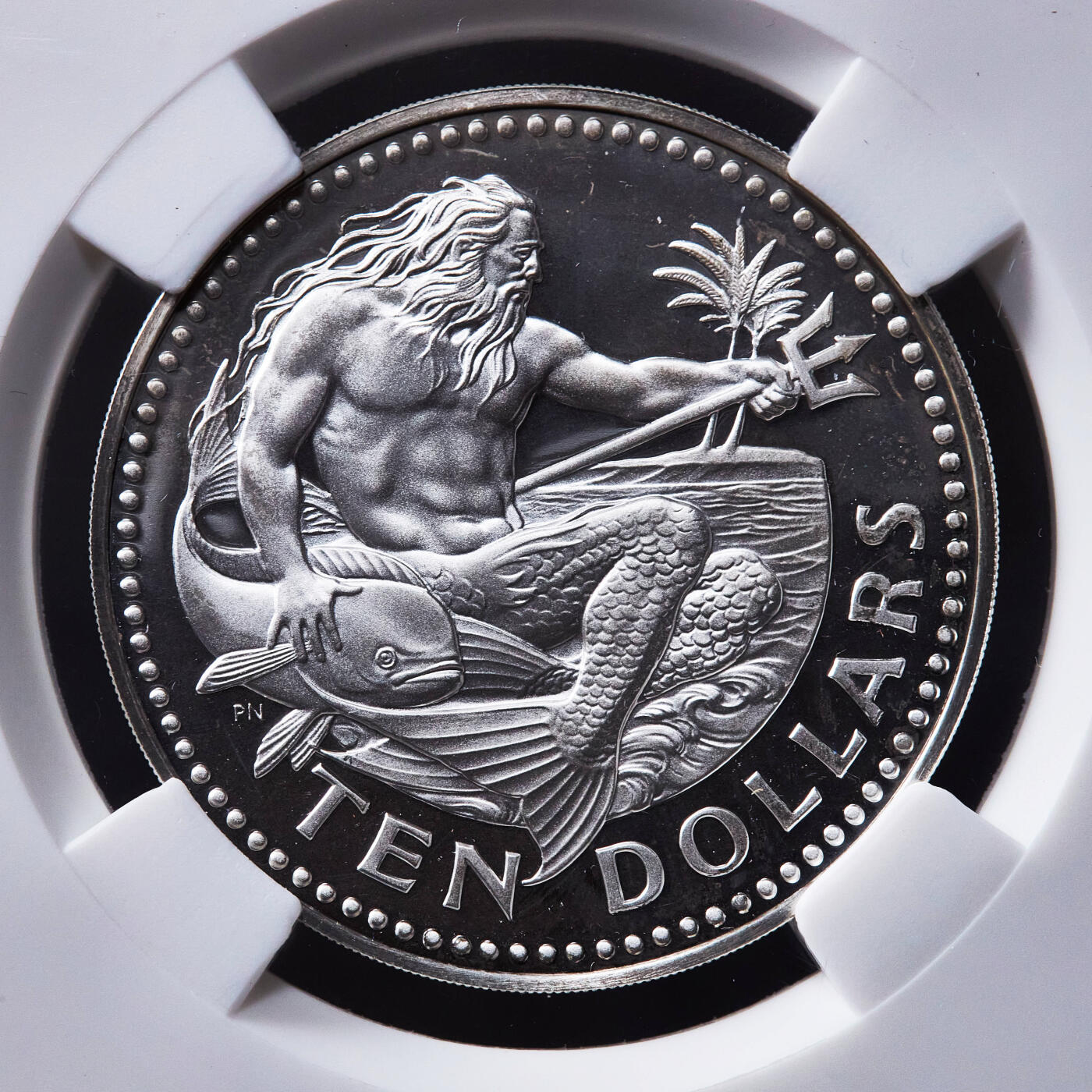 【俄甄集藏】2026年(049)03-18星期三 晚 19:30 全场包邮 巴巴多斯1973年P版海神10元直径大银币，信泰 PF67UC，重37.9克，925银，富兰克林造币厂出品