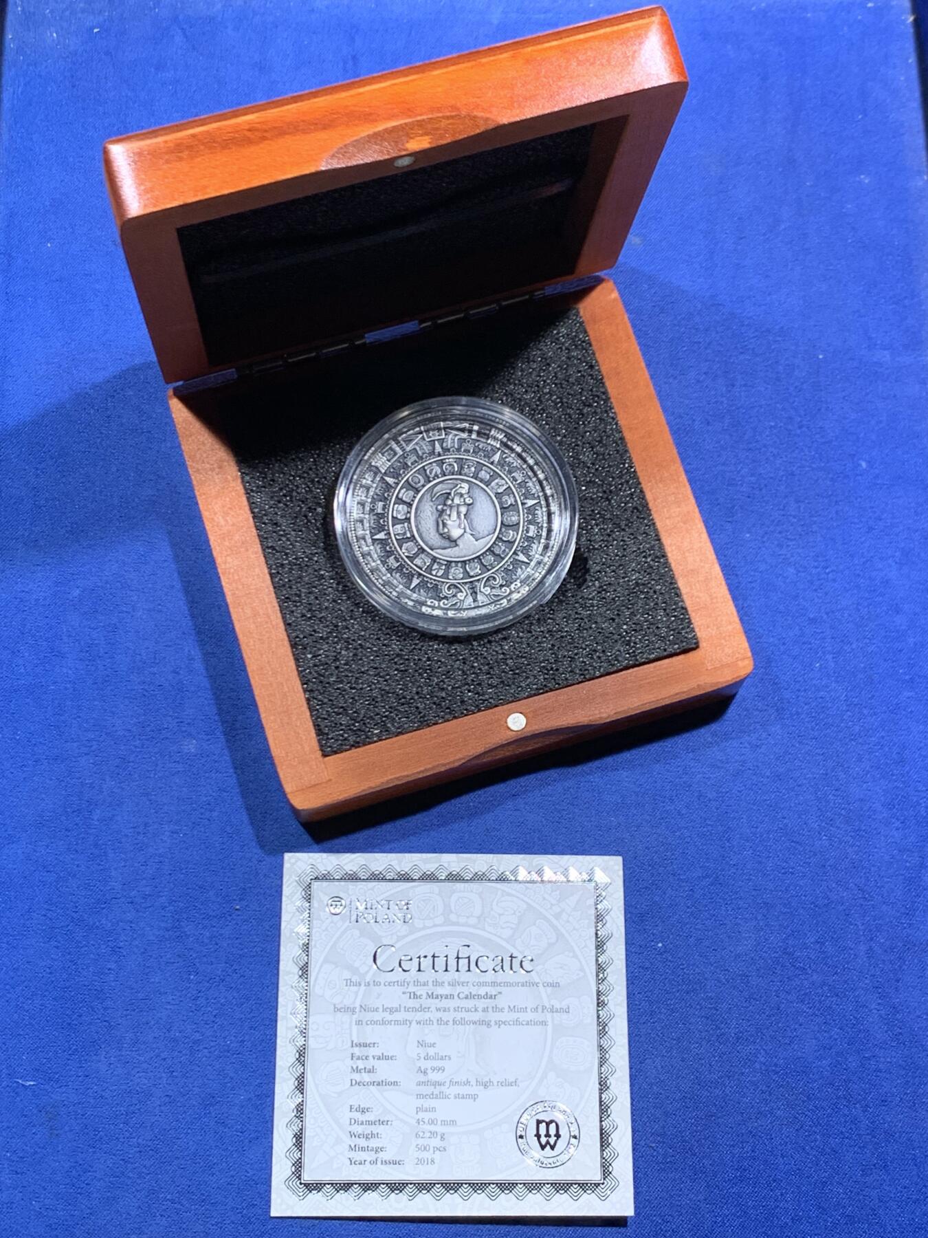 《竞宝斋》第471场 周日，周一，周二 3场连拍 （全场包邮）欢迎送拍 纽埃2018年5元复古高浮雕银币 古文明历法-玛雅历 62.2克999银 发行量5百 盒证全