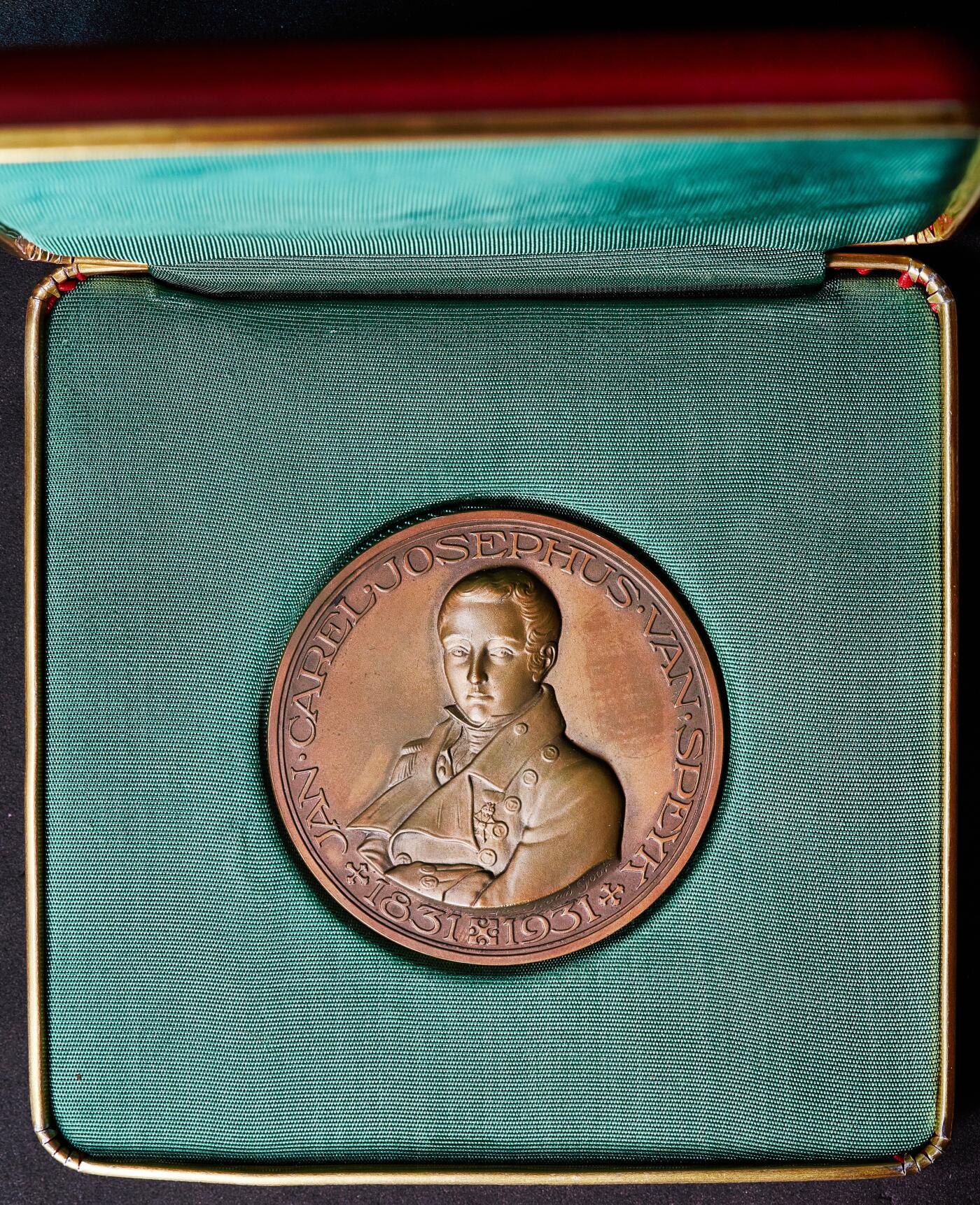 【俄甄集藏】2026年(049)03-18星期三 晚 19:30 全场包邮 荷兰1931年纪念民族英雄中校军官扬·卡雷尔·范·斯佩伊克牺牲100周年大铜章，原盒，直径：60mm，重量：75.9克，设计精美，少见品种