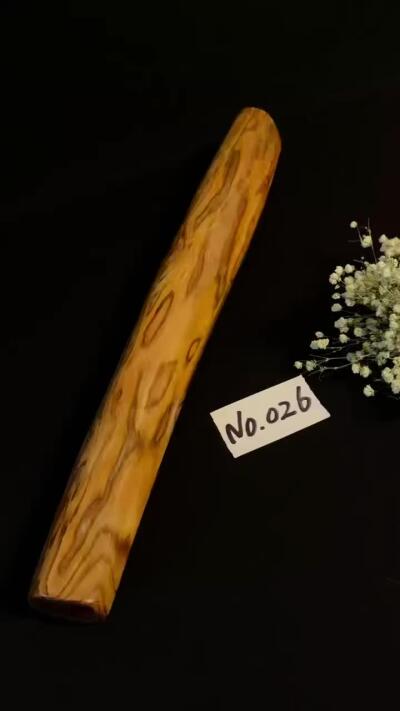 零元拍：NO.26终于在节前收到这批送出去加工的海南黄花梨随型把玩棍横财，这也许就是玩木头的乐趣吧，每一个花纹都独一无二，是自然与匠心的完美邂逅。 它保留了木材最本真的曲线，每一处起伏都像是时光在木头上留下的指纹。尺寸：460/50/55MM