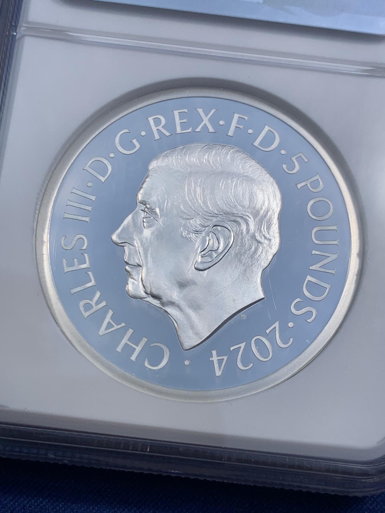 《竞宝斋》第471场 周日，周一，周二 3场连拍 （全场包邮）欢迎送拍 NGC PF69UC 英国2024年伟大的雕刻师系列-圣乔治屠龙纪念银币，2盎司，999银，面值5英镑。正面为著名雕刻大师皮斯特鲁奇设计的经典造型“圣乔治屠龙”，重量62.42克，直径40毫米，发行量近3060枚，加厚评级盒，手感极佳，附送平凡人保护壳！