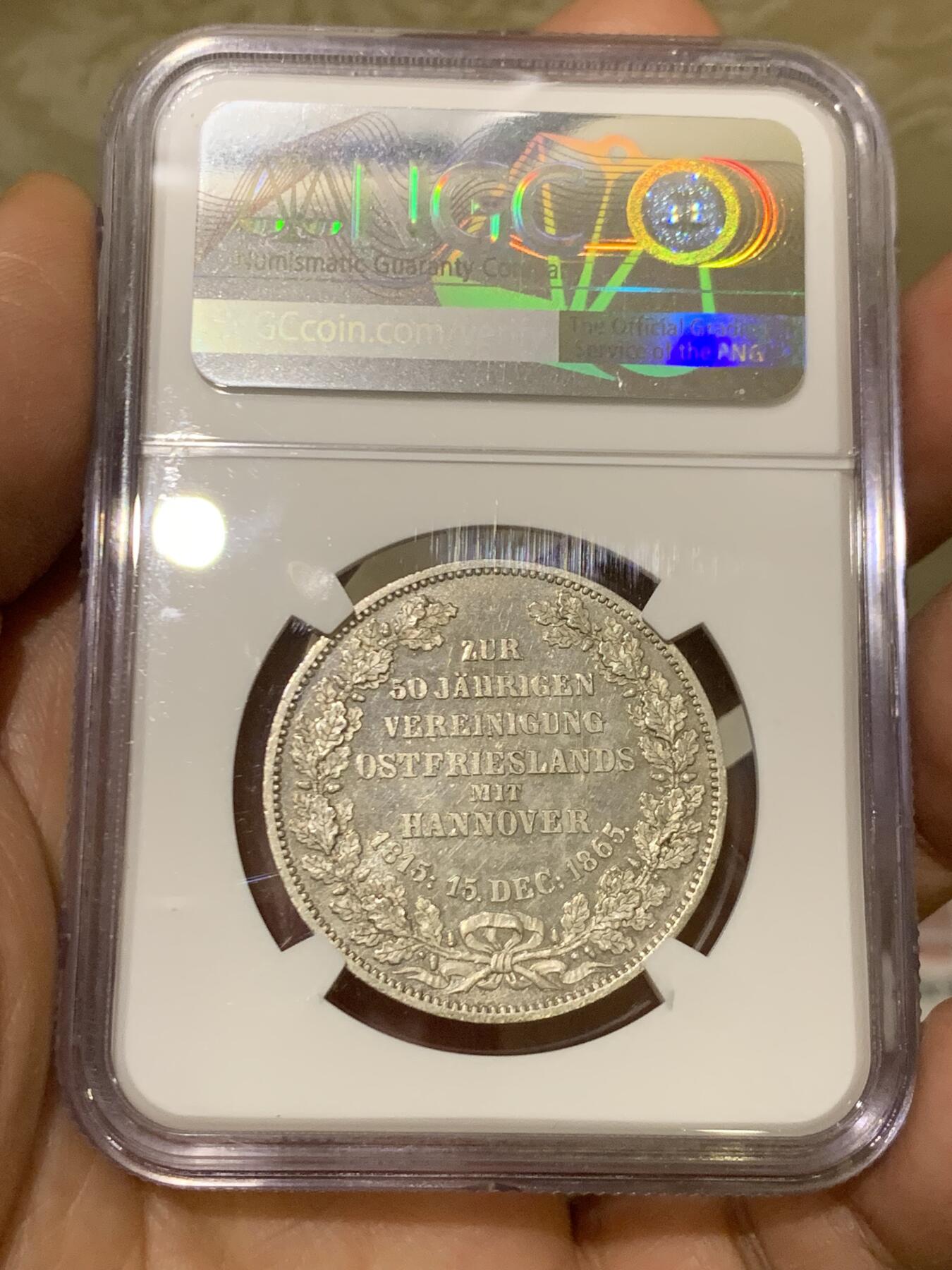 《竞宝斋》第471场 周日，周一，周二 3场连拍 （全场包邮）欢迎送拍 亚军分 NGC MS64 德国 1865汉诺威和东弗里士兰联合50周年纪念泰勒，发行量1000枚，类精制底板 是同系列橡树泰勒发现量的一半 难得一见的汉诺威系列泰勒，状态不用讲，重在少见，收藏潜力巨大