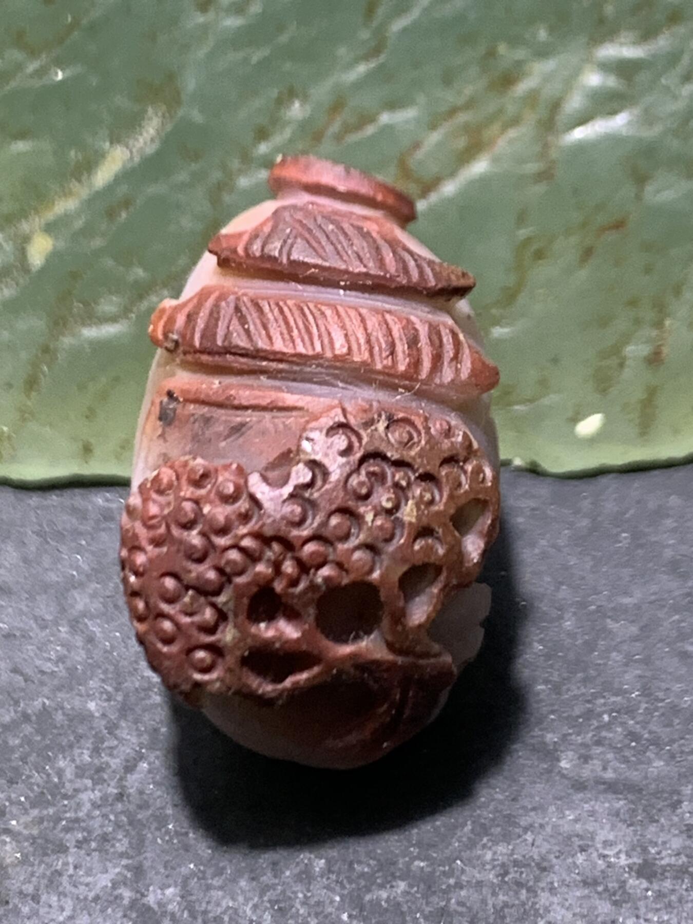 精美高玉化亚光盐源玛瑙手工雕刻山水珠一颗