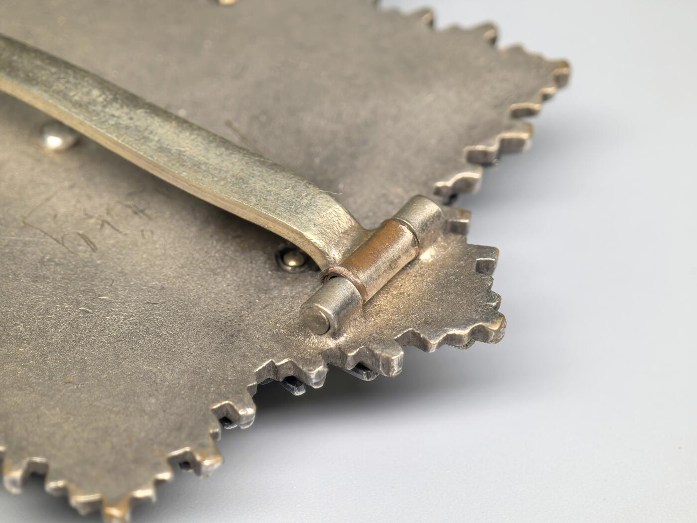 小驴勋章奖章收藏3月21日周六晚六点拍卖（珍爱和平，收藏战争，铭记历史，勿忘国耻，忠党爱国。有偿代拍，送拍规则在简介最后，参拍须阅读规则后再参拍，关系到运费包装发货时效真假辨别等关键信息，拍卖时不再发原图，看大图店主微信码在拍卖店铺介绍里） WWII金级大德意志勋章带原盒，牛逼的容克厂C. E. Juncker厂制作，5铆钉重版，64g，铜合金珐琅，珐琅好，背面手刻获得者姓名，少见，裸章容克重版本我直接从国外拿得3.8万人民币，盒子这个品也得6、7千人民币