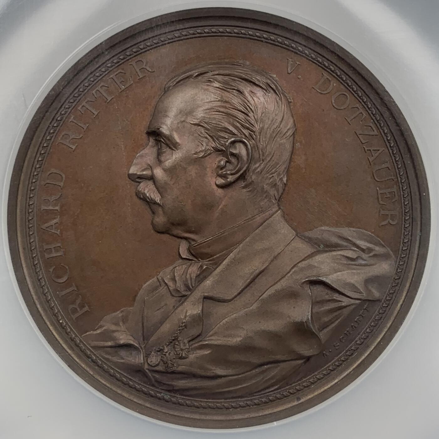 掌中浮雕-藏着的欧洲第055场 NGC MS64 : 1880年奥地利 理查德·里特·多佐尔任职布拉格商会主席30周年纪念章，奥地利章牌大师安东·沙夫（ A.scharff）作品，64mm 