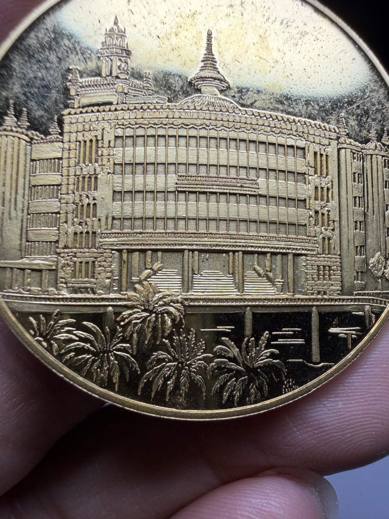 2026年集古藏今外币拍卖第三期-第5场—（总第315拍），可以寄存60天，满160元包邮。 1988年立正佼成会创立50周年镀金纪念章，直径44毫米