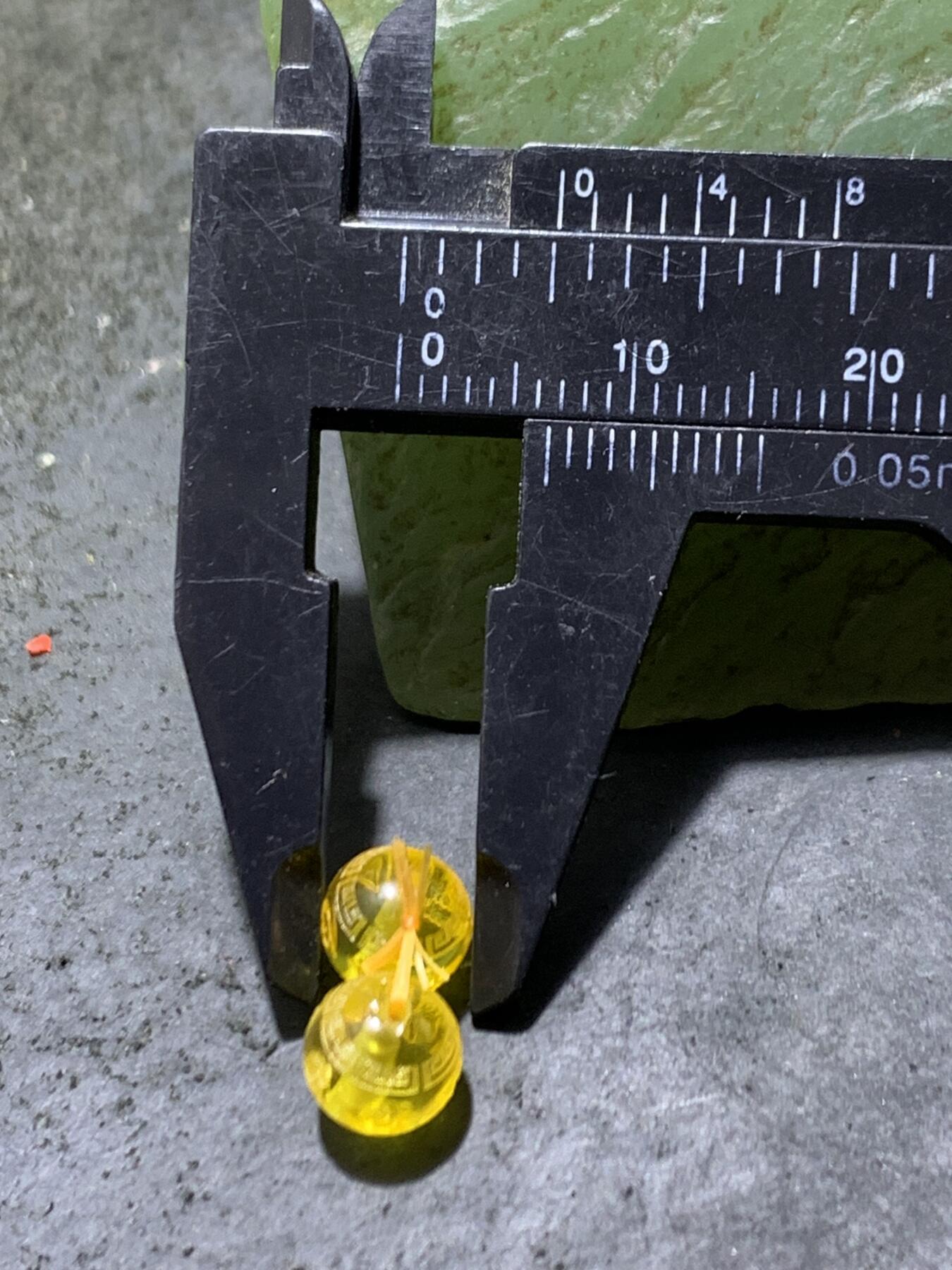 天然乌克兰原矿蜜蜡雕刻六字箴言腰珠两颗