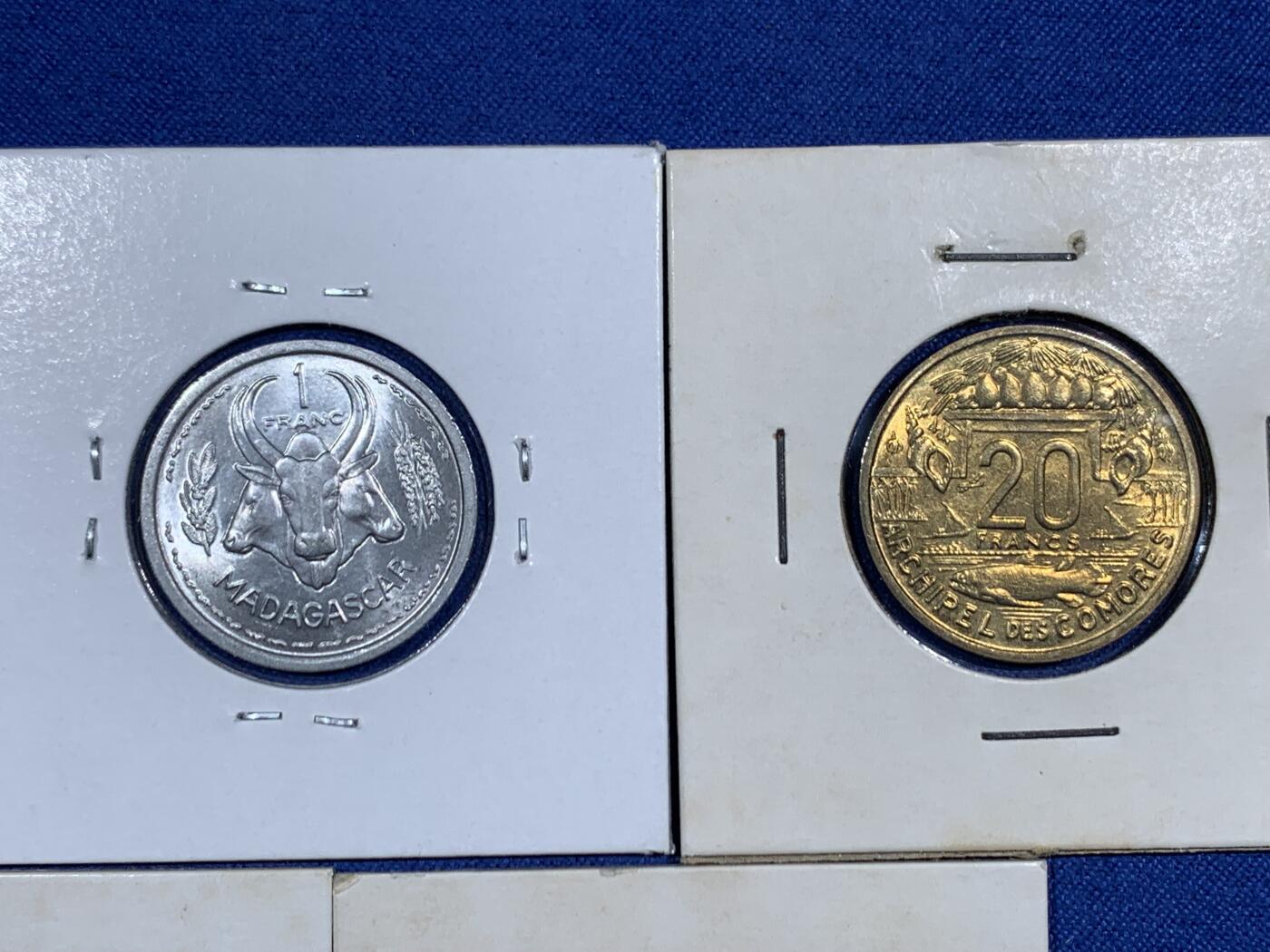 《竞宝斋》第471场 周日，周一，周二 3场连拍 （全场包邮）欢迎送拍 四枚一组 1964年法属科摩罗群岛1、2、20法郎，1958年法属马达加斯加1法郎 铜镍币 科摩罗算是法属殖民地里比较稀有的品种 均为近未流通品相 转光很漂亮