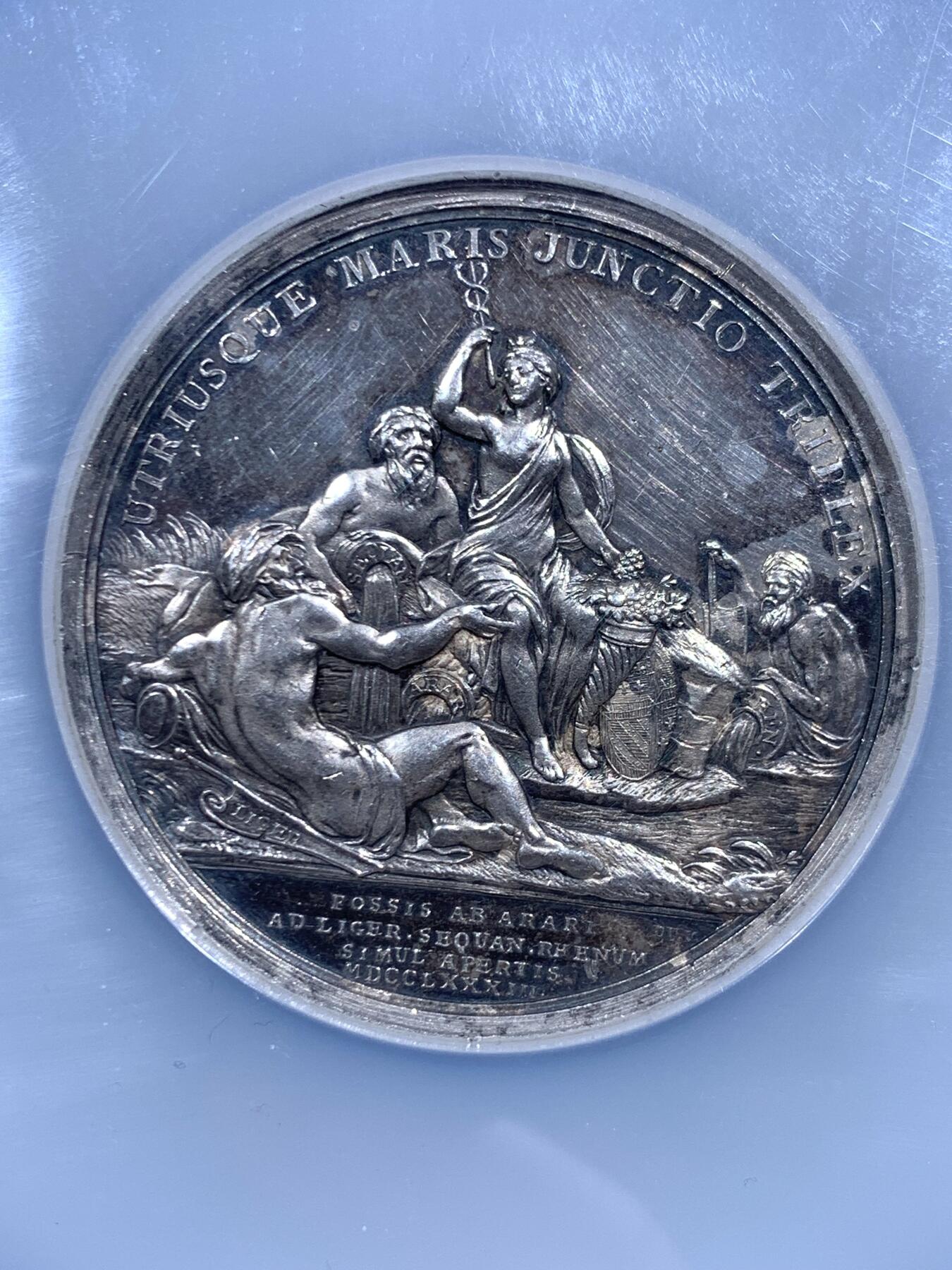 《竞宝斋》第471场 周日，周一，周二 3场连拍 （全场包邮）欢迎送拍 NGC UNCD 1783年法国中央运河建设开工纪念大银章 双面高浮雕 细节极美 路易十六银章少见 加大加厚盒