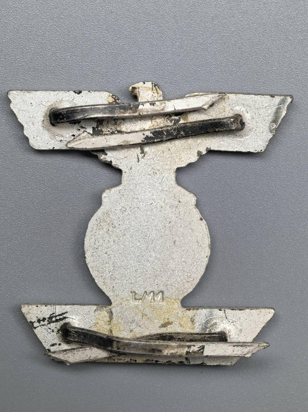 小驴勋章奖章收藏3月21日周六晚六点拍卖（珍爱和平，收藏战争，铭记历史，勿忘国耻，忠党爱国。有偿代拍，送拍规则在简介最后，参拍须阅读规则后再参拍，关系到运费包装发货时效真假辨别等关键信息，拍卖时不再发原图，看大图店主微信码在拍卖店铺介绍里） WWII二级铁十字勋饰，背打L/11厂标（著名的3厂Wihelm Deumer厂），Tombak铜合金镀银，针脚完整，品相非常吊，带非常罕见印有L/11厂标和SPII字样的LDO火柴盒样式的原盒，最后一图参考价1150欧元