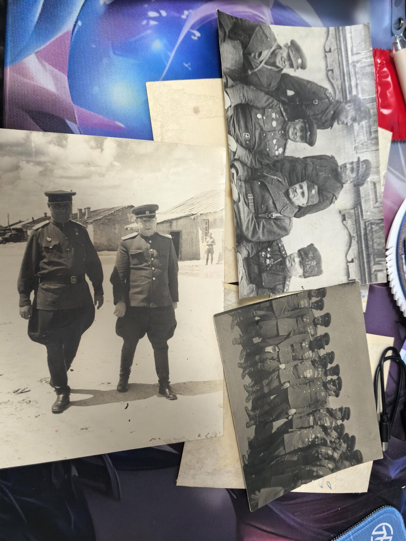 苏联勋章奖章拍卖 本次有亚捏，苏联艺术家，2次英雄的奖状，国际运动员全套等好货 不要错过 3月20日晚上九点结束在麦稀奇 找不到的加我qq或者微信都是184277308备注苏章拍卖。 苏联传奇坦克指挥官双金星获得者德烈·格里戈里耶维奇·克拉夫琴科（Андрей Григорьевич Кравченко）坦克兵中将 63年回部队参观颁发的两份表彰和照片若干大尺寸20*15左右的5张 小一些的七张