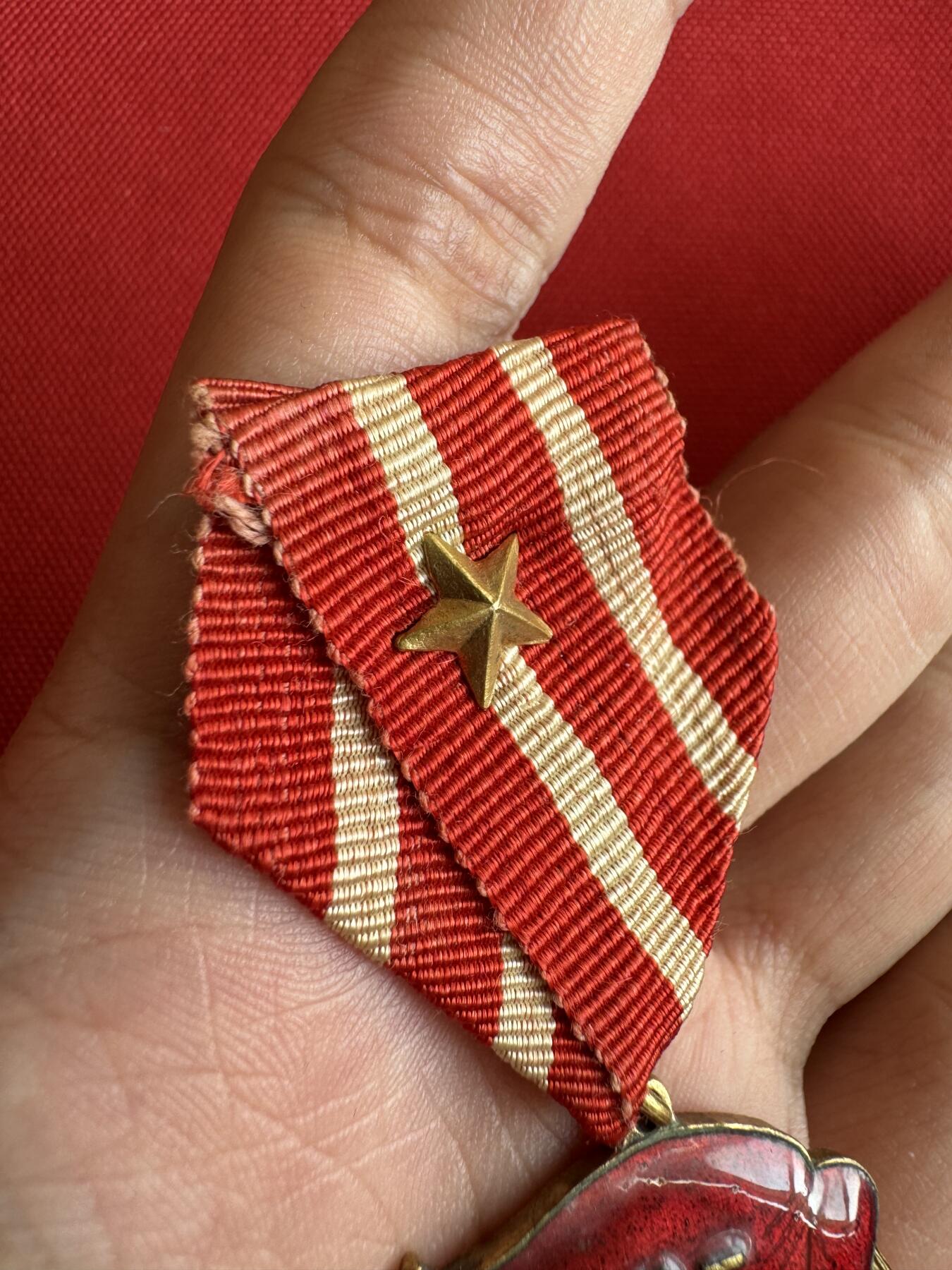 五哥徽章群   18号周三晚上八点4群联拍 原挂的铜章