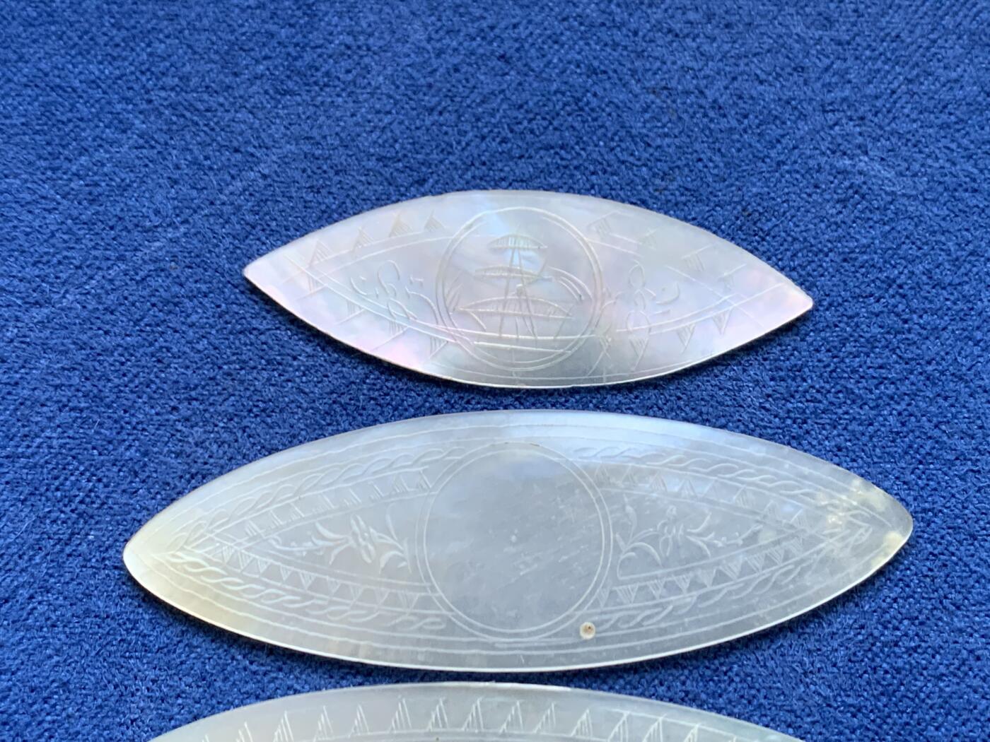 《竞宝斋》第471场 周日，周一，周二 3场连拍 （全场包邮）欢迎送拍 英国一线回流清螺钿贝母筹码5枚一组。大小菱形，手工精雕，莹光宝气。