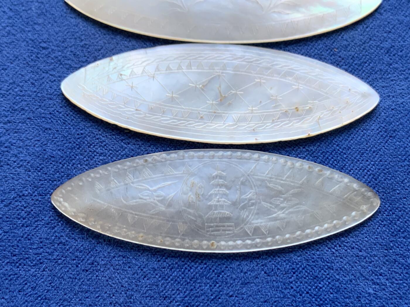 《竞宝斋》第471场 周日，周一，周二 3场连拍 （全场包邮）欢迎送拍 英国一线回流清螺钿贝母筹码5枚一组。大小菱形，手工精雕，莹光宝气。